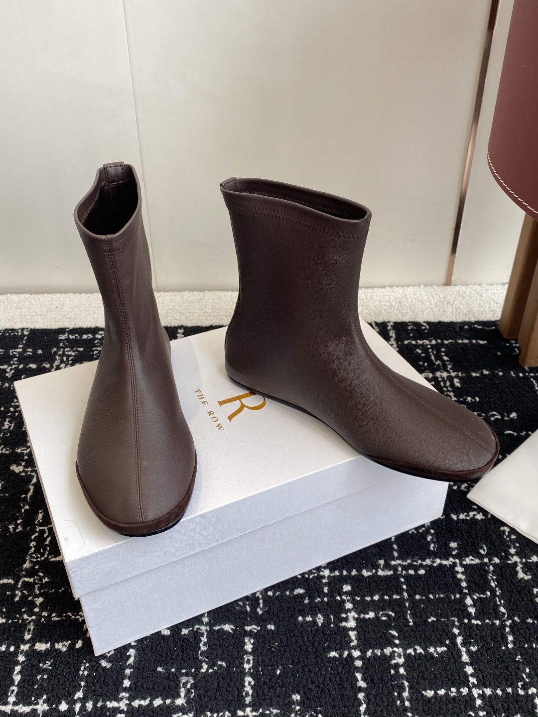 代购级
TheRow 25ss 官网最新弹力瘦瘦靴 

THE ROW靴 是我今年买的最好的一双靴子，穿