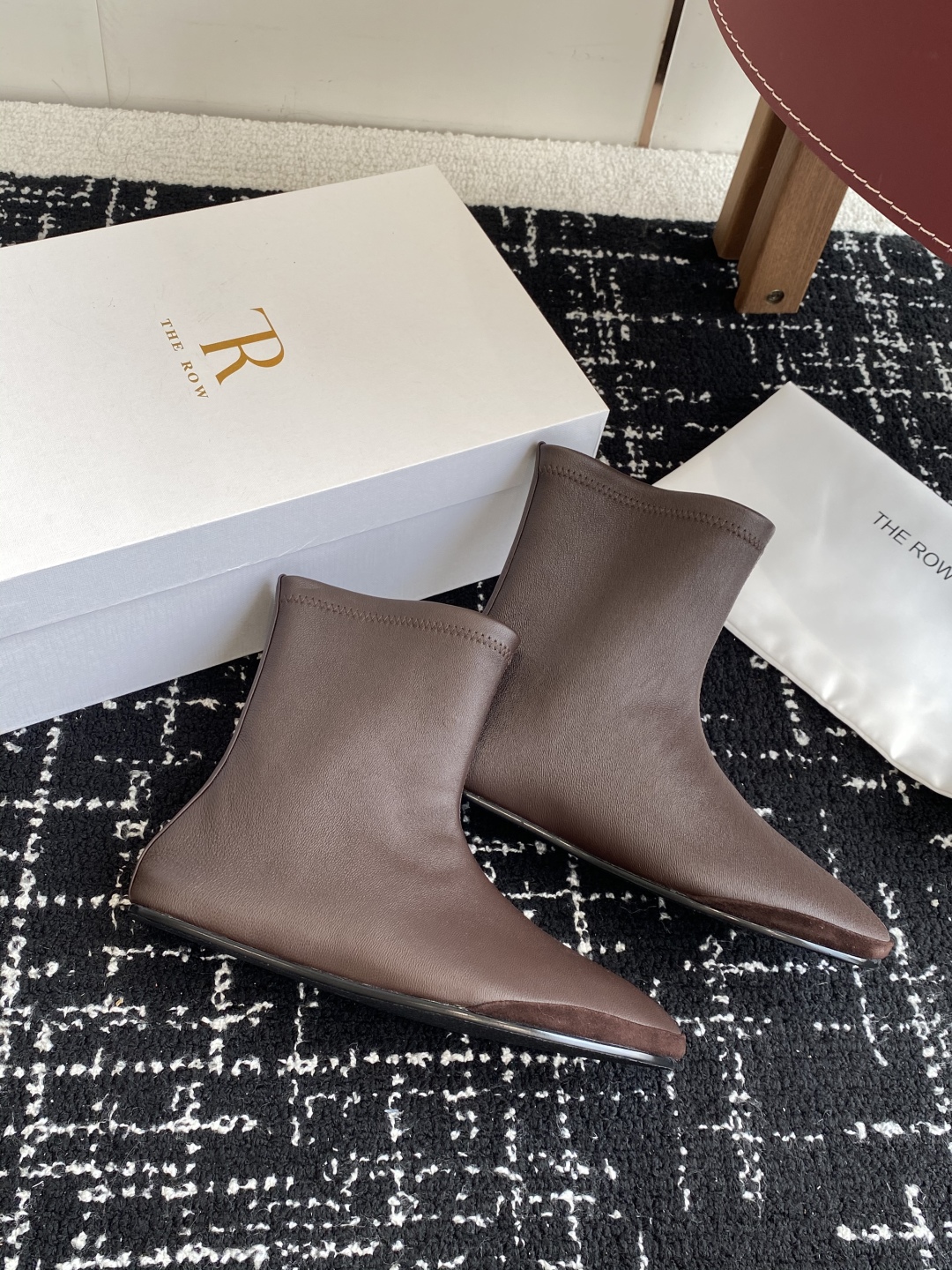代购级
TheRow 25ss 官网最新弹力瘦瘦靴 

THE ROW靴 是我今年买的最好的一双靴子，穿