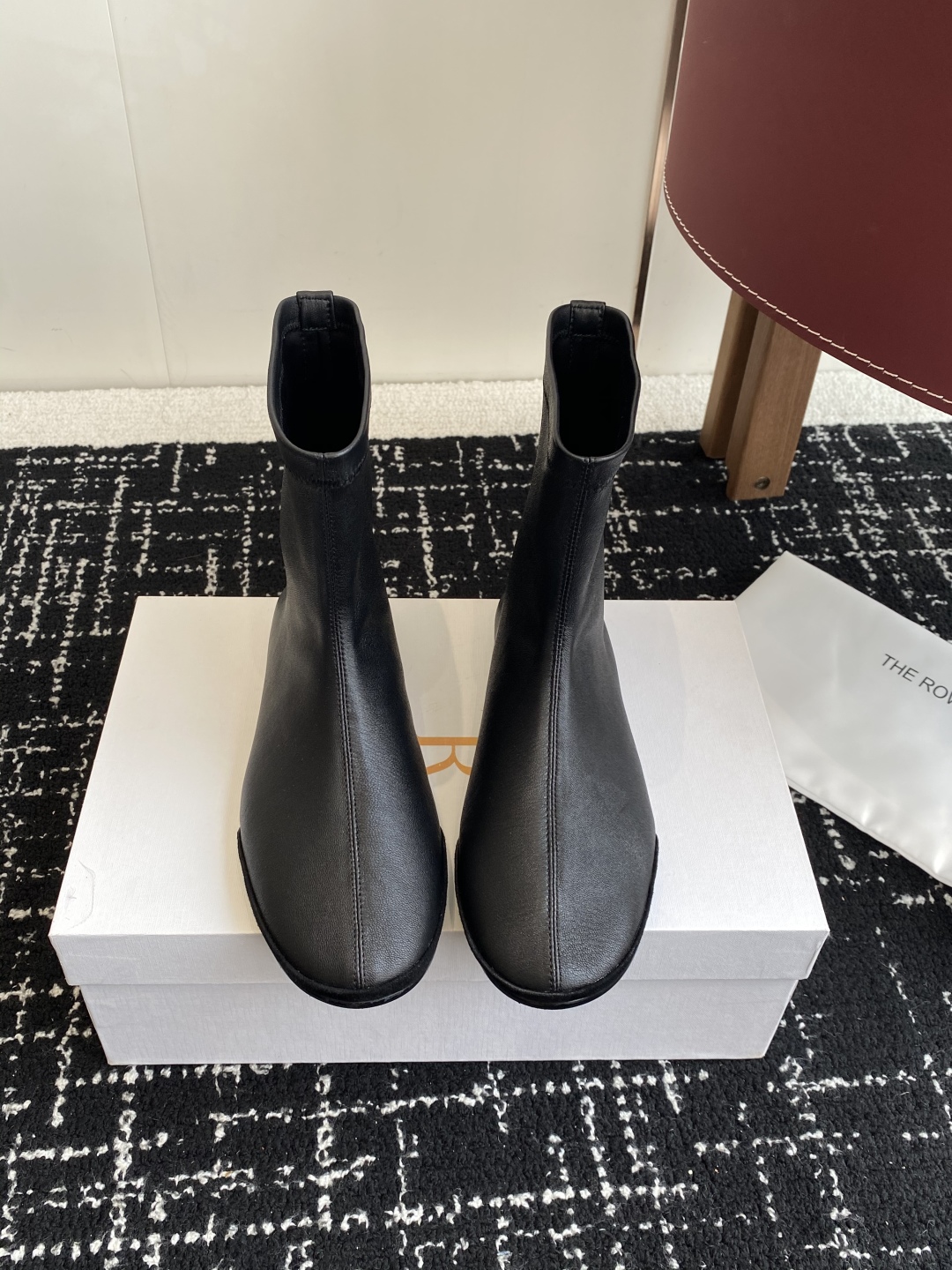代购级
TheRow 25ss 官网最新弹力瘦瘦靴 

THE ROW靴 是我今年买的最好的一双靴子，穿