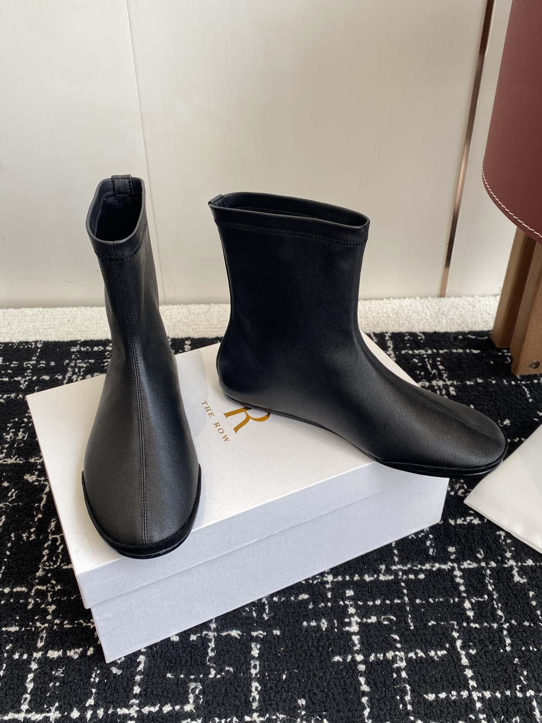 代购级
TheRow 25ss 官网最新弹力瘦瘦靴 

THE ROW靴 是我今年买的最好的一双靴子，穿