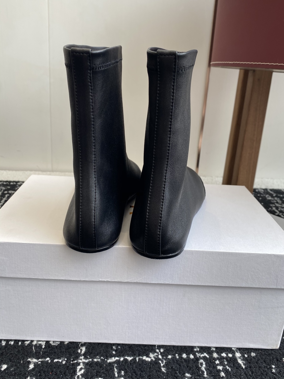 代购级
TheRow 25ss 官网最新弹力瘦瘦靴 

THE ROW靴 是我今年买的最好的一双靴子，穿