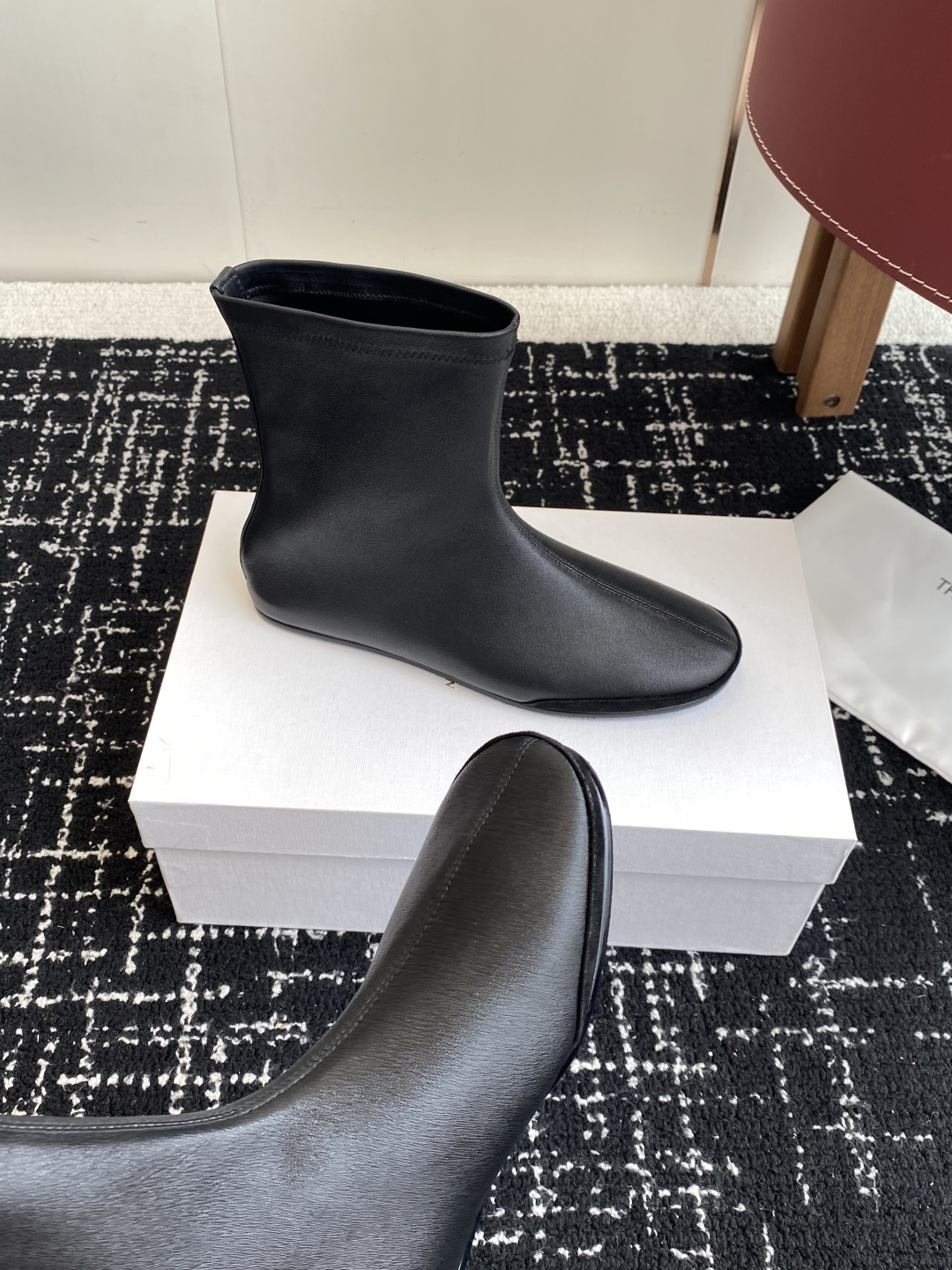 代购级
TheRow 25ss 官网最新弹力瘦瘦靴 

THE ROW靴 是我今年买的最好的一双靴子，穿