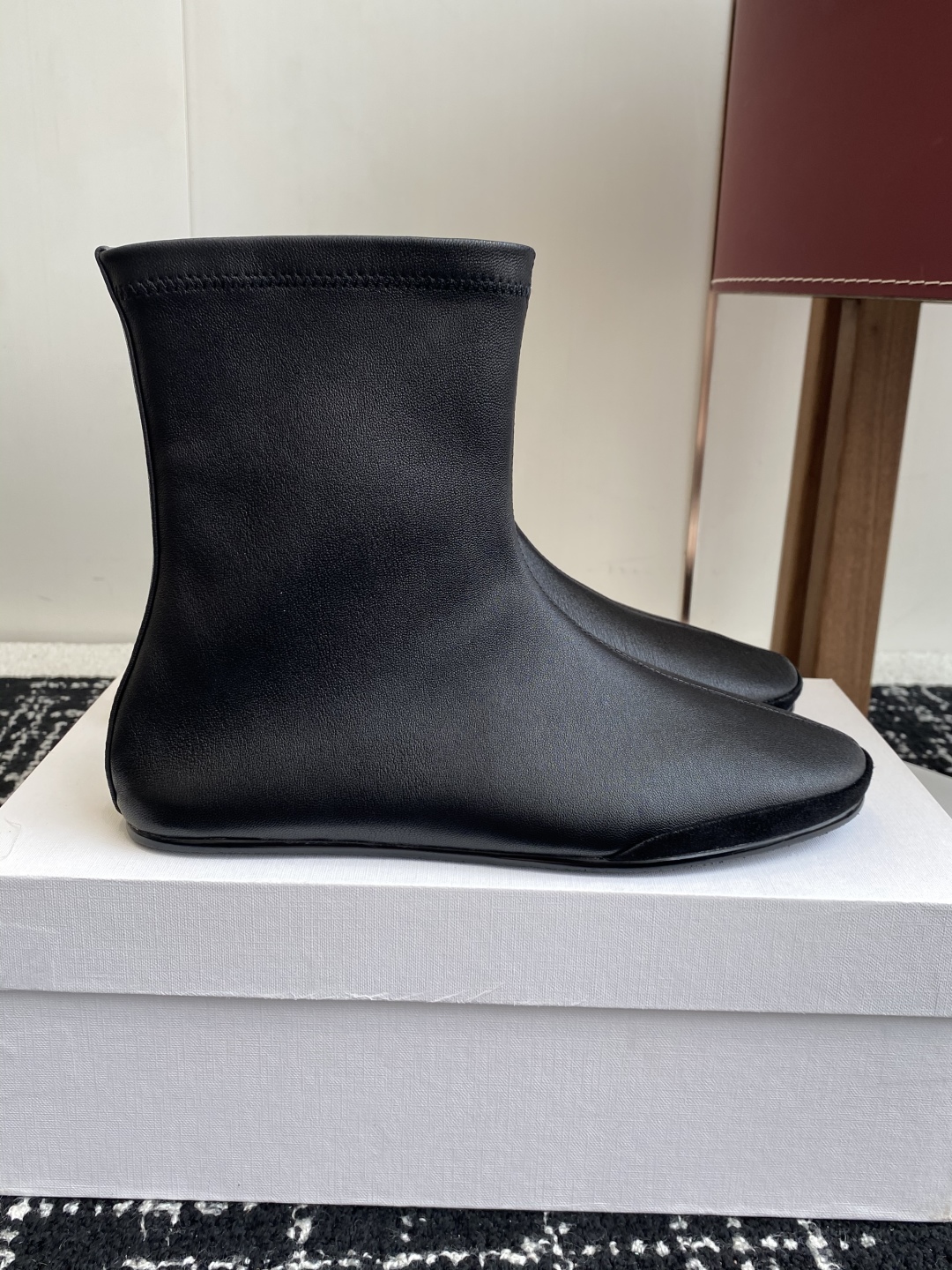 代购级
TheRow 25ss 官网最新弹力瘦瘦靴 

THE ROW靴 是我今年买的最好的一双靴子，穿