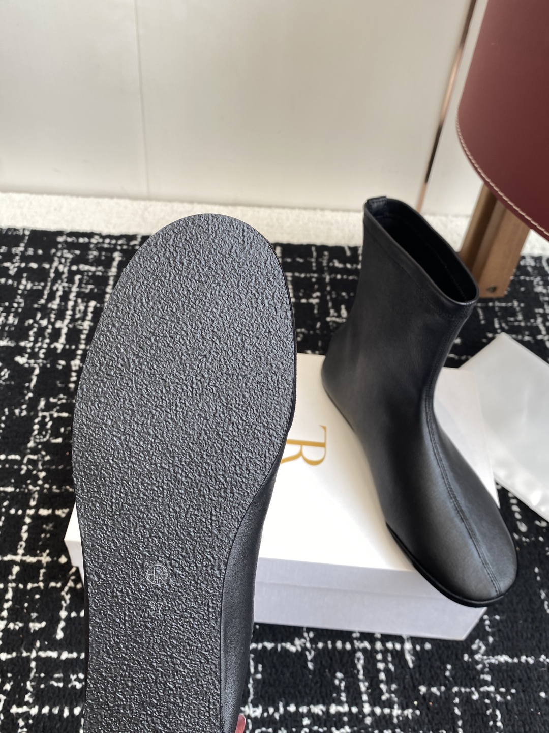 代购级
TheRow 25ss 官网最新弹力瘦瘦靴 

THE ROW靴 是我今年买的最好的一双靴子，穿