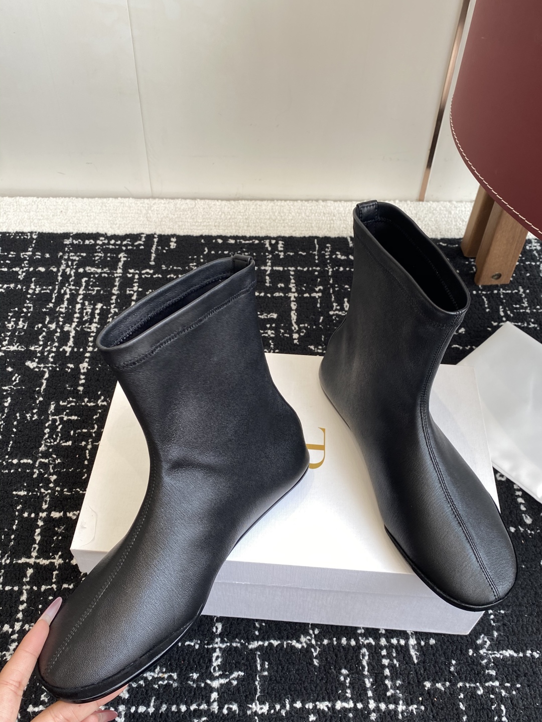 代购级
TheRow 25ss 官网最新弹力瘦瘦靴 

THE ROW靴 是我今年买的最好的一双靴子，穿
