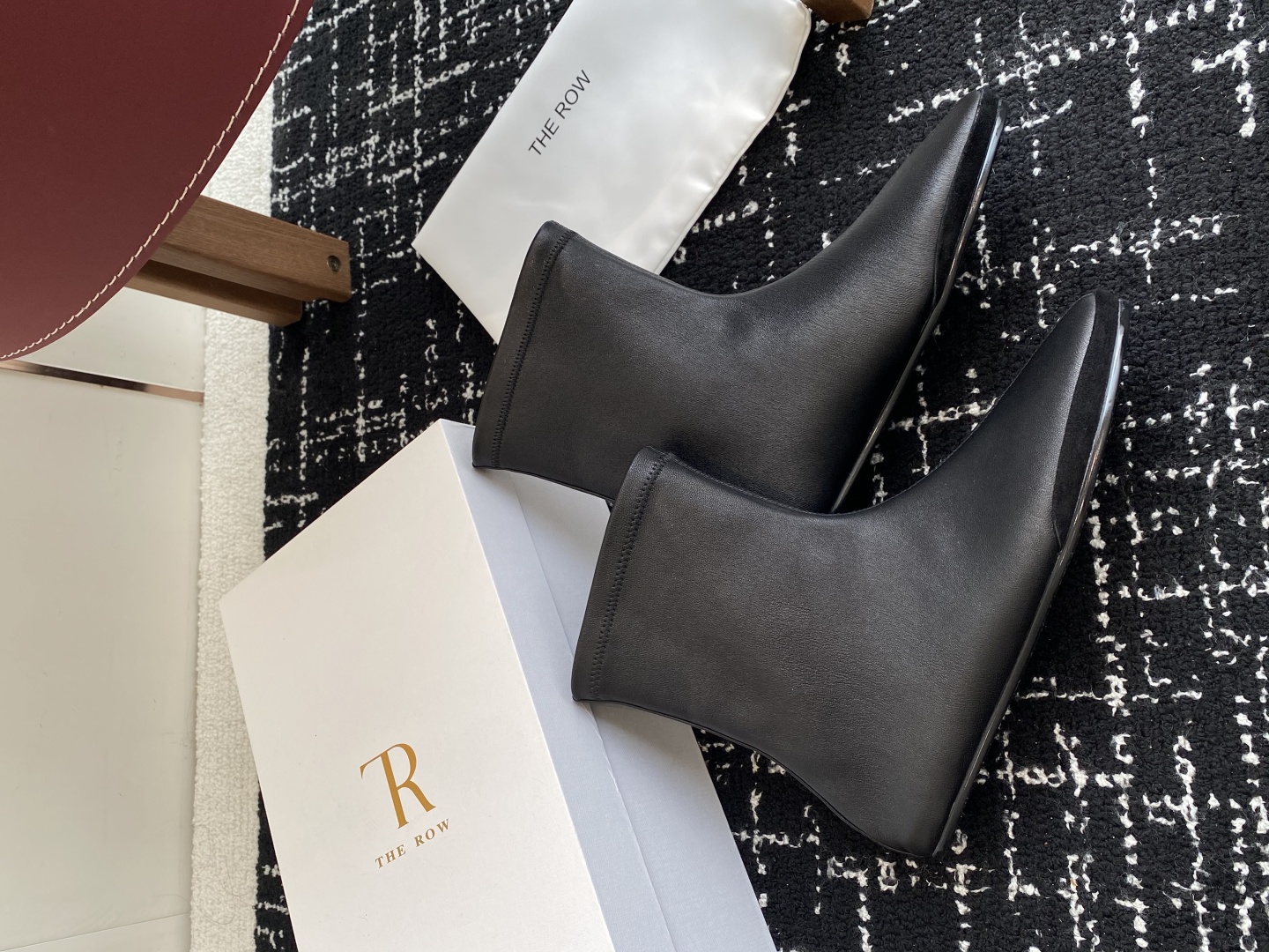 代购级
TheRow 25ss 官网最新弹力瘦瘦靴 

THE ROW靴 是我今年买的最好的一双靴子，穿