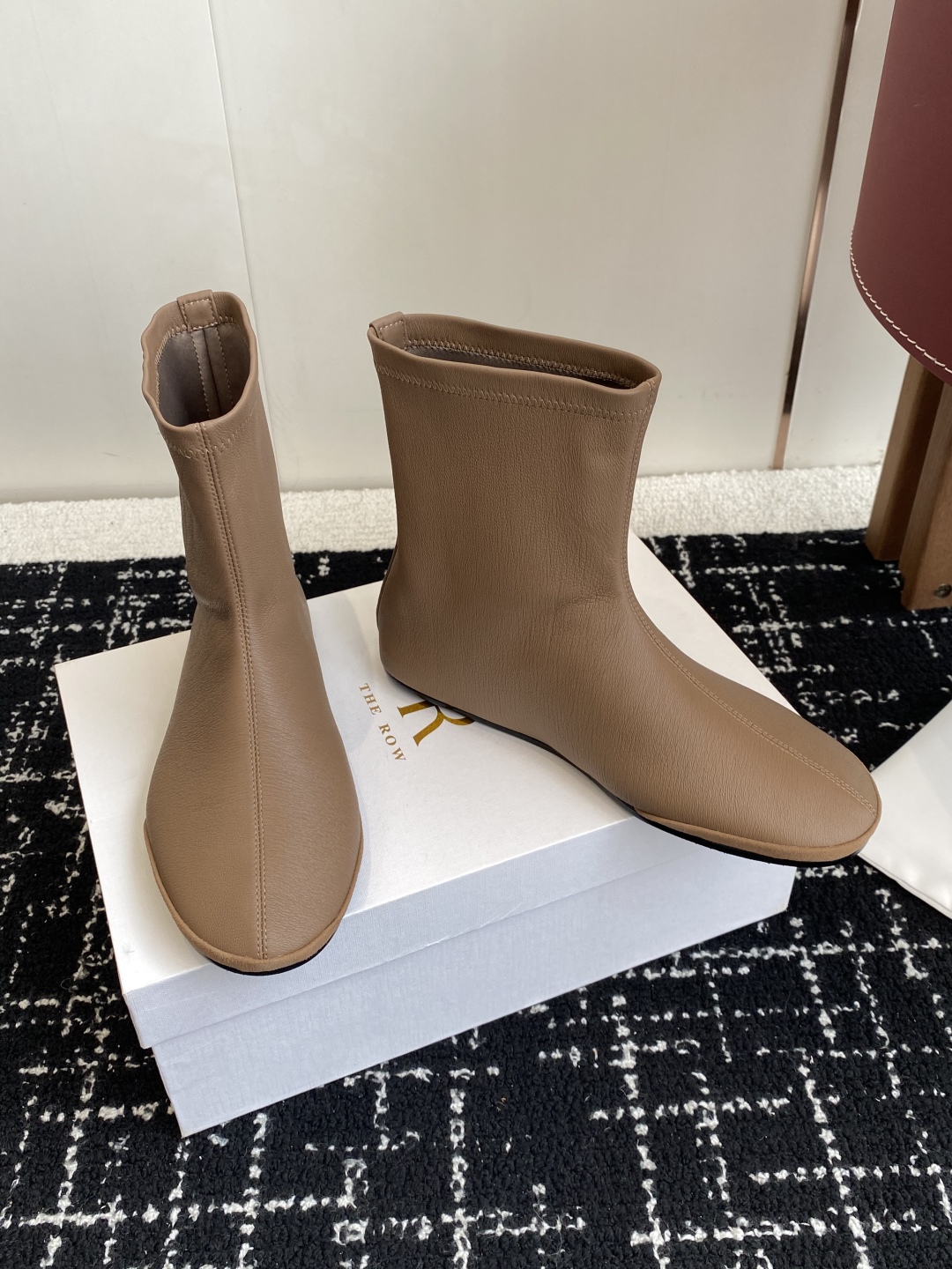 代购级
TheRow 25ss 官网最新弹力瘦瘦靴 

THE ROW靴 是我今年买的最好的一双靴子，穿