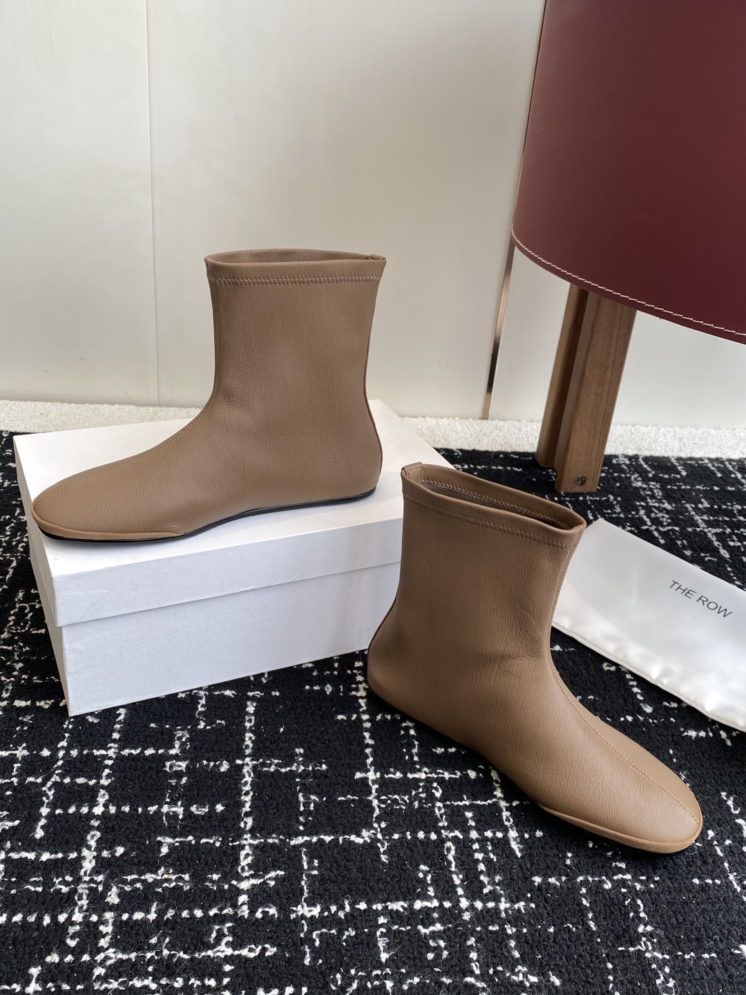代购级
TheRow 25ss 官网最新弹力瘦瘦靴 

THE ROW靴 是我今年买的最好的一双靴子，穿