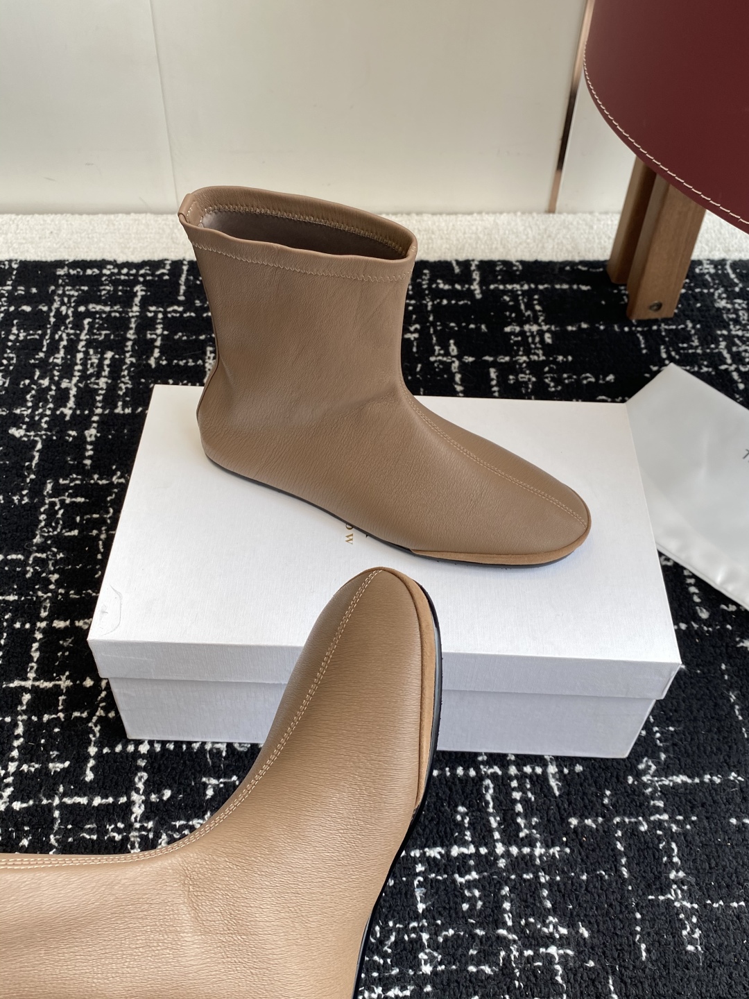代购级
TheRow 25ss 官网最新弹力瘦瘦靴 

THE ROW靴 是我今年买的最好的一双靴子，穿