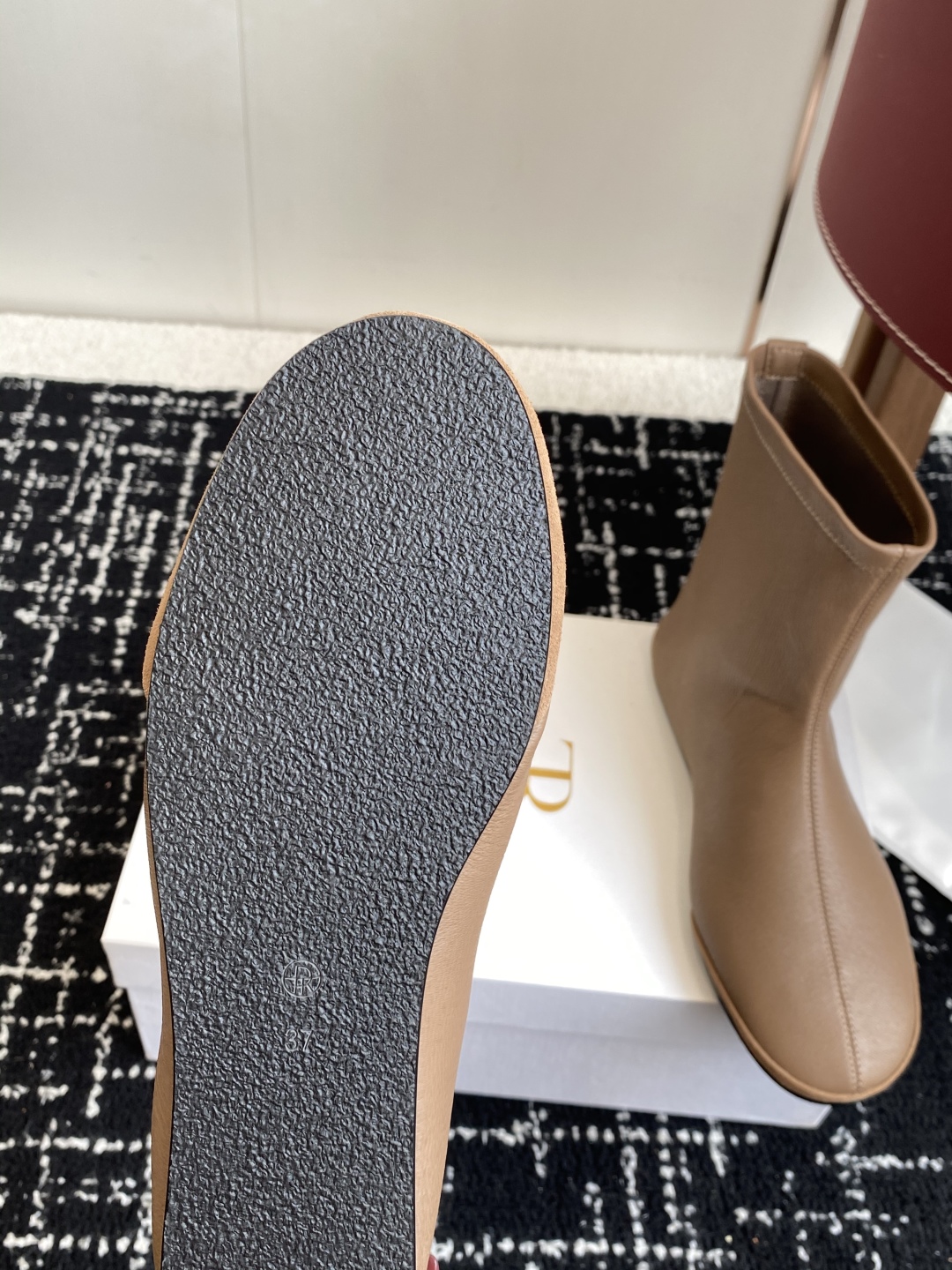 代购级
TheRow 25ss 官网最新弹力瘦瘦靴 

THE ROW靴 是我今年买的最好的一双靴子，穿
