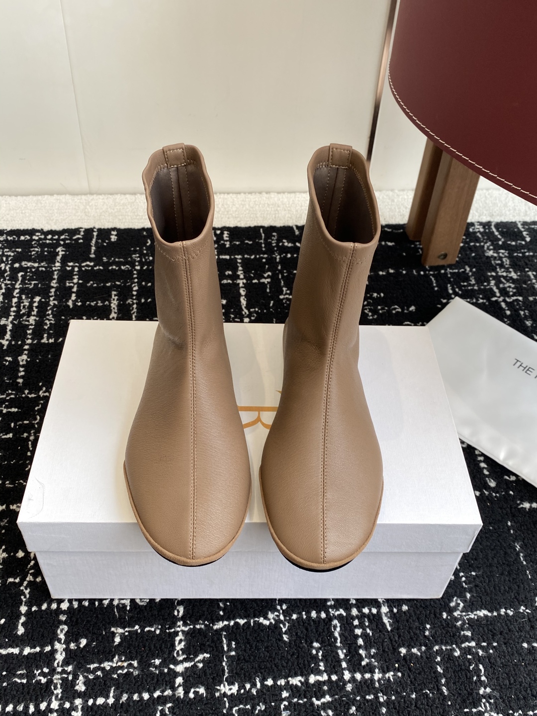 代购级
TheRow 25ss 官网最新弹力瘦瘦靴 

THE ROW靴 是我今年买的最好的一双靴子，穿