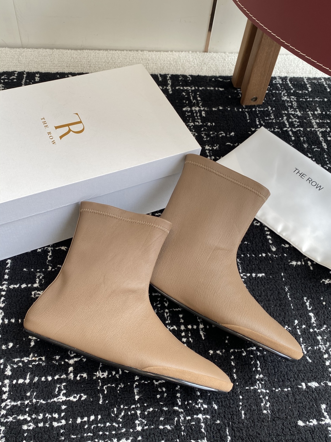 代购级
TheRow 25ss 官网最新弹力瘦瘦靴 

THE ROW靴 是我今年买的最好的一双靴子，穿