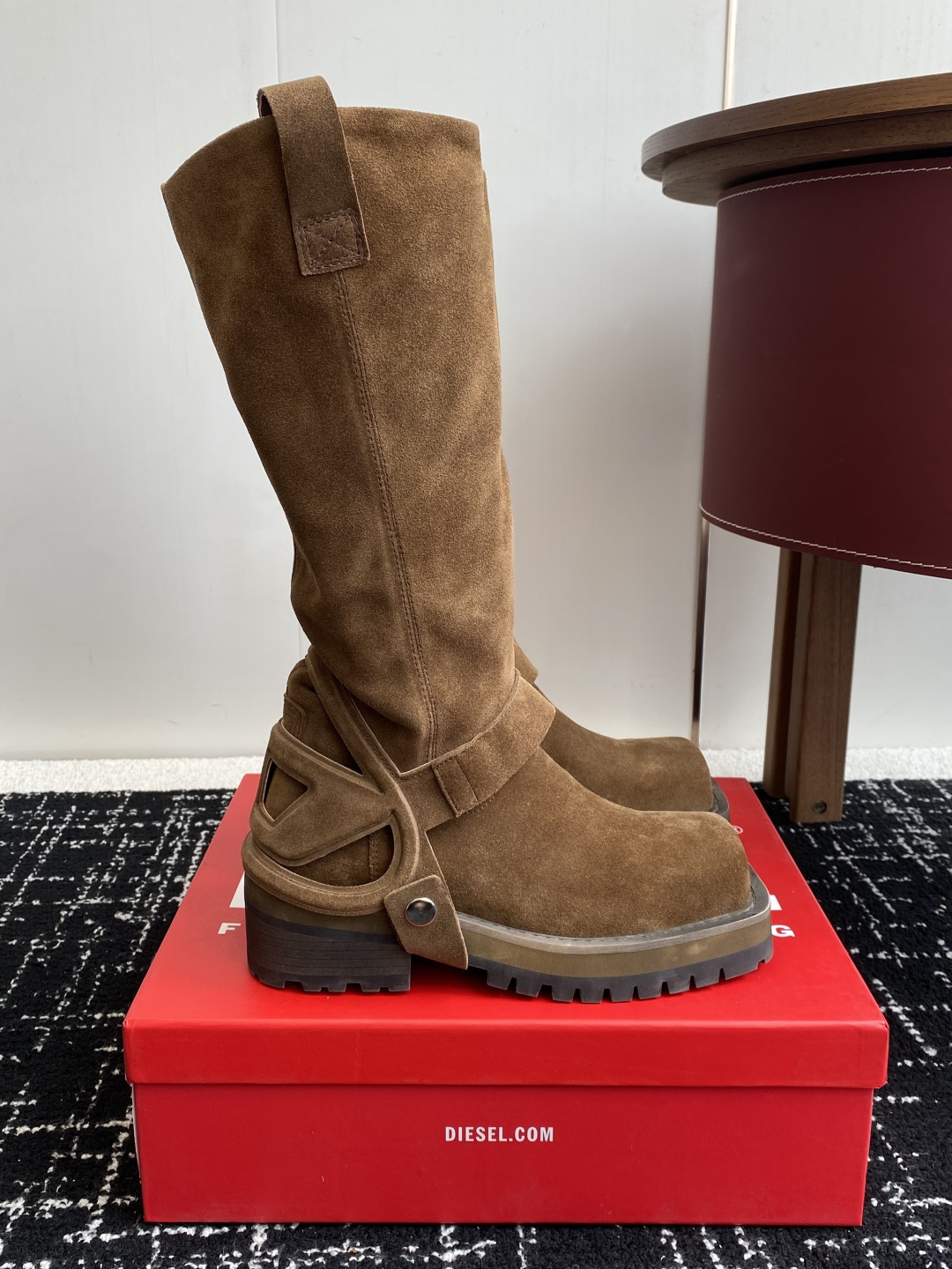 代购级
迪赛Diesel 25ss 秋冬新款 方头 长靴 

超高品质原版开发、无论是楦型、线条、细节、