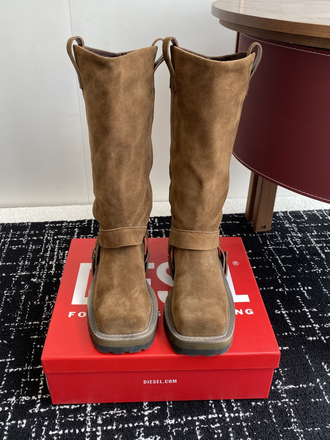 代购级
迪赛Diesel 25ss 秋冬新款 方头 长靴 

超高品质原版开发、无论是楦型、线条、细节、