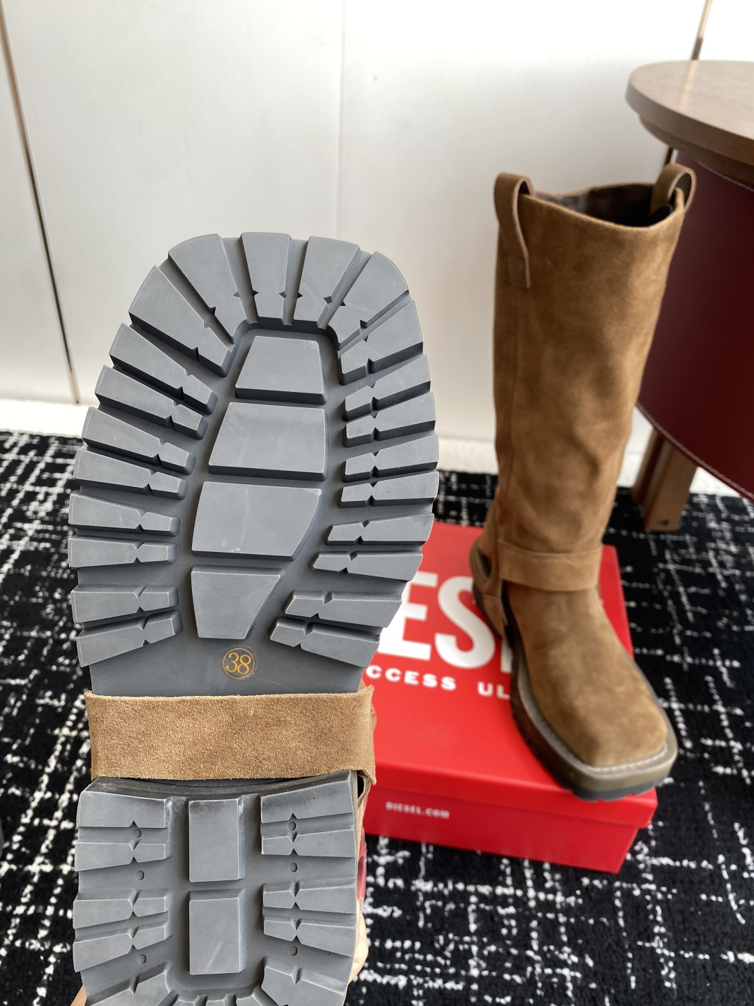 代购级
迪赛Diesel 25ss 秋冬新款 方头 长靴 

超高品质原版开发、无论是楦型、线条、细节、