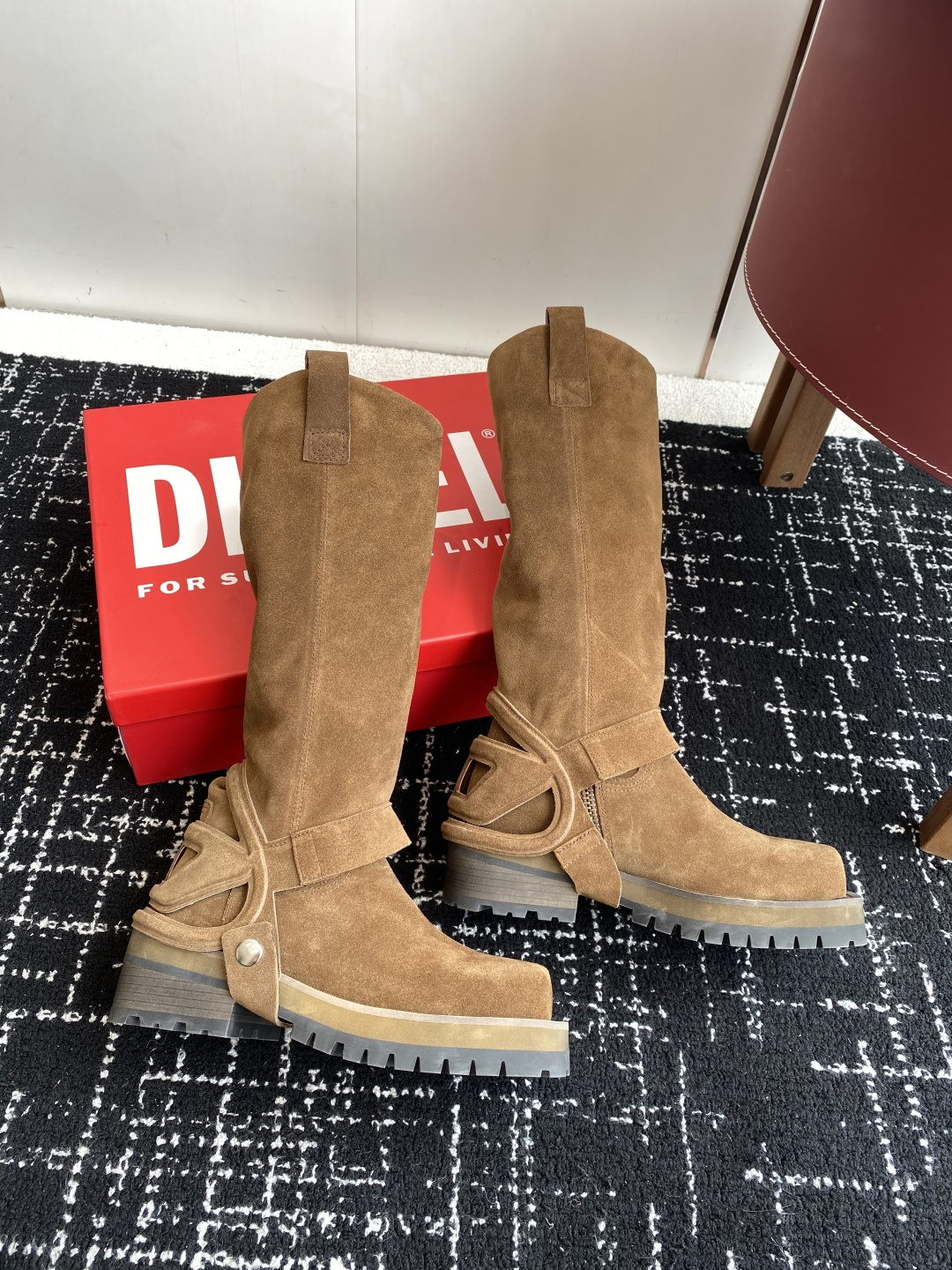 代购级
迪赛Diesel 25ss 秋冬新款 方头 长靴 

超高品质原版开发、无论是楦型、线条、细节、