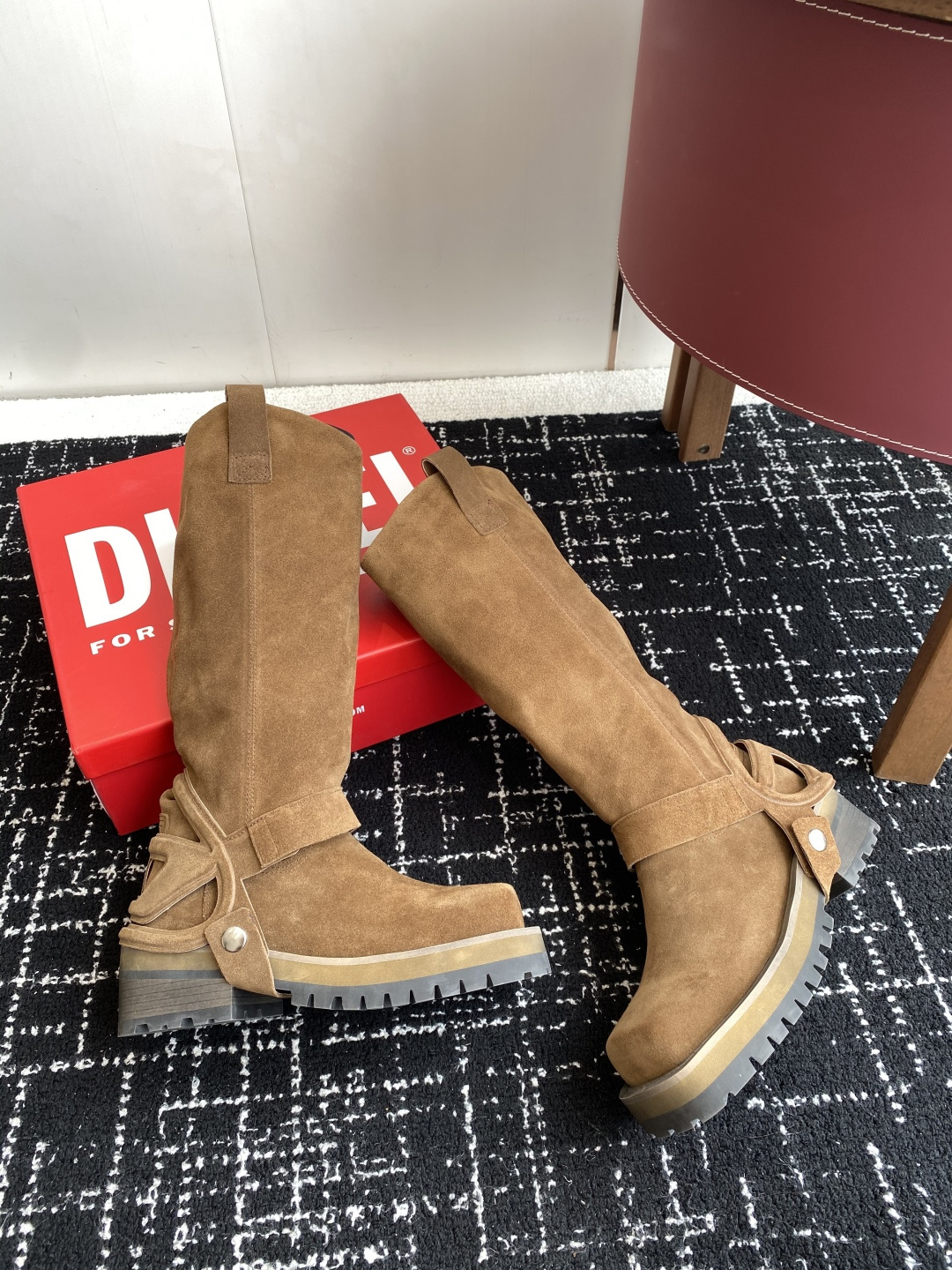 代购级
迪赛Diesel 25ss 秋冬新款 方头 长靴 

超高品质原版开发、无论是楦型、线条、细节、