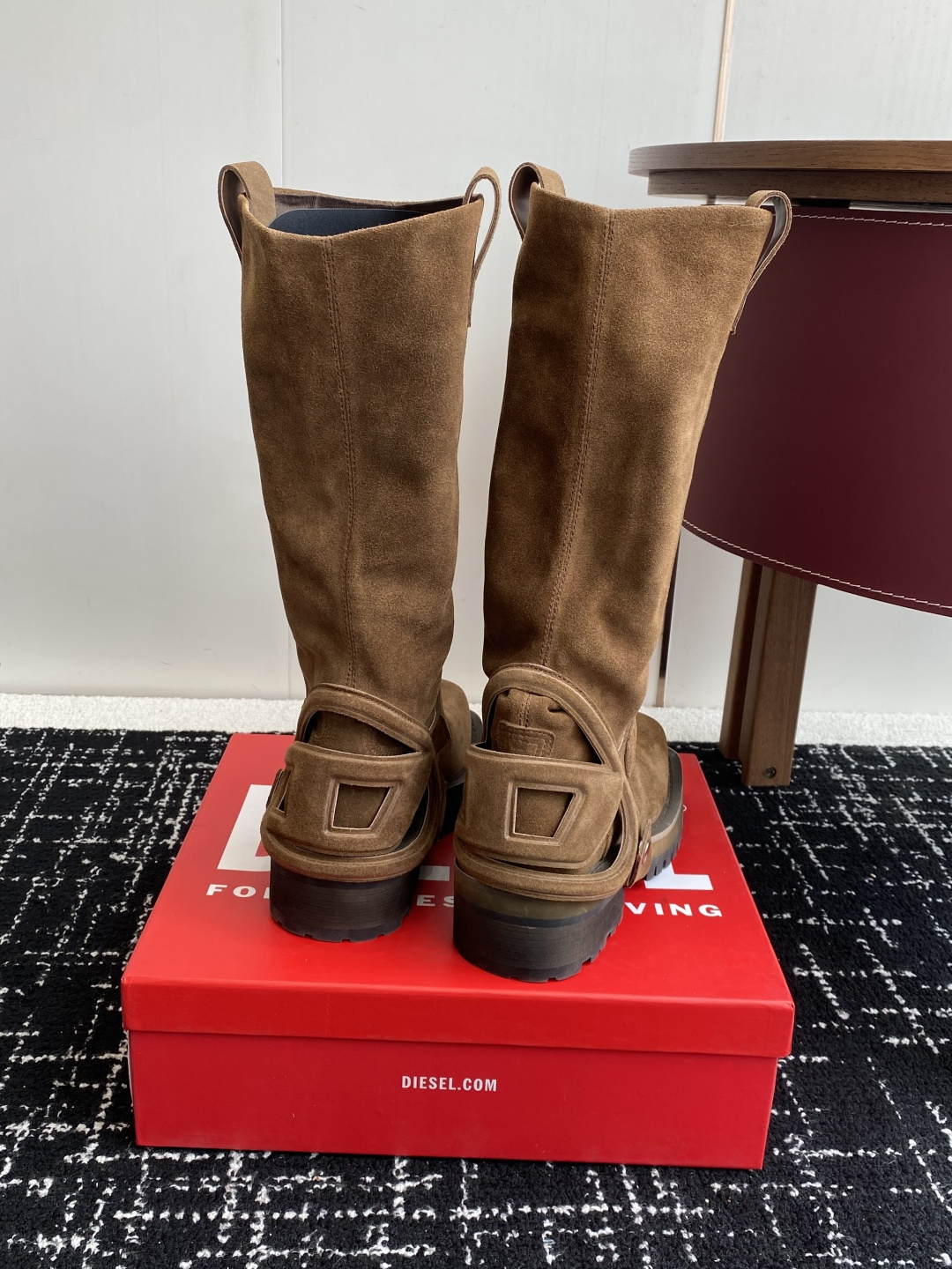 代购级
迪赛Diesel 25ss 秋冬新款 方头 长靴 

超高品质原版开发、无论是楦型、线条、细节、