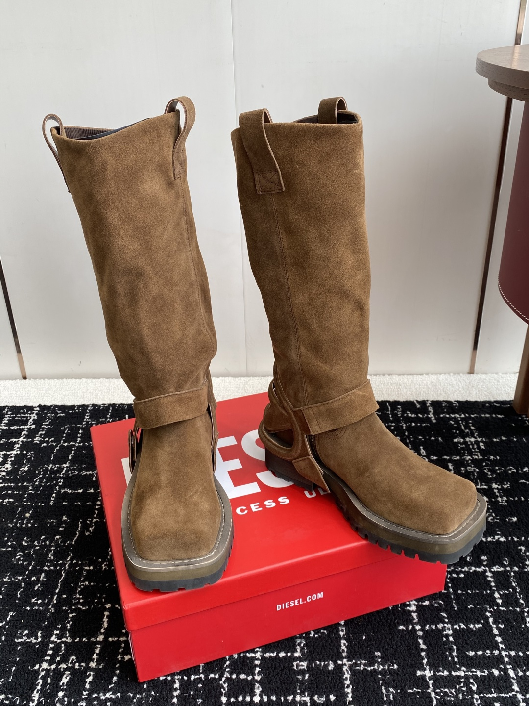 代购级
迪赛Diesel 25ss 秋冬新款 方头 长靴 

超高品质原版开发、无论是楦型、线条、细节、