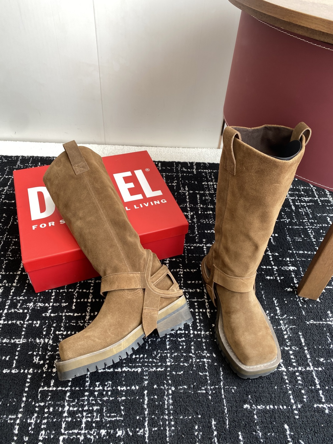 代购级
迪赛Diesel 25ss 秋冬新款 方头 长靴 

超高品质原版开发、无论是楦型、线条、细节、