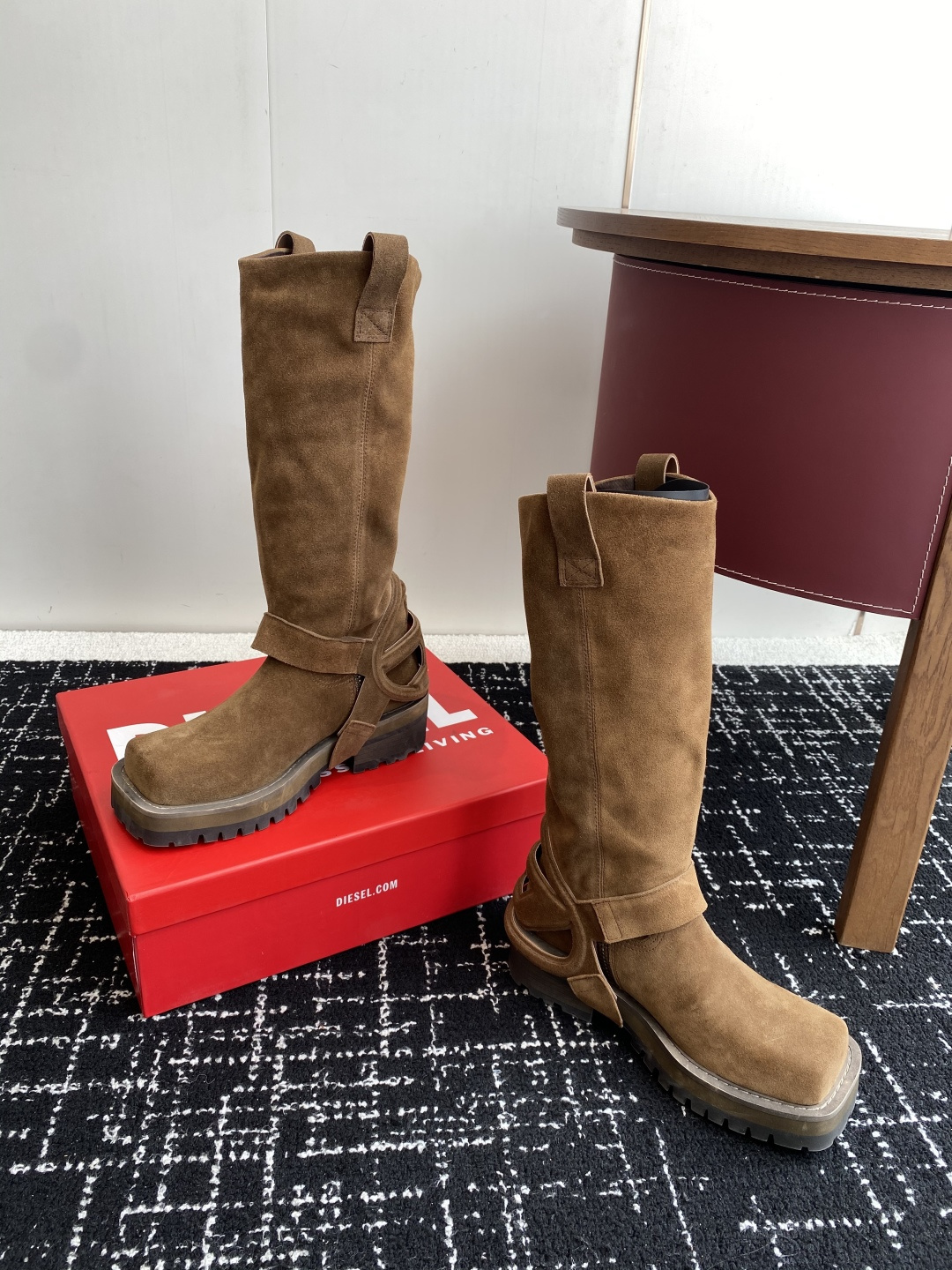 代购级
迪赛Diesel 25ss 秋冬新款 方头 长靴 

超高品质原版开发、无论是楦型、线条、细节、