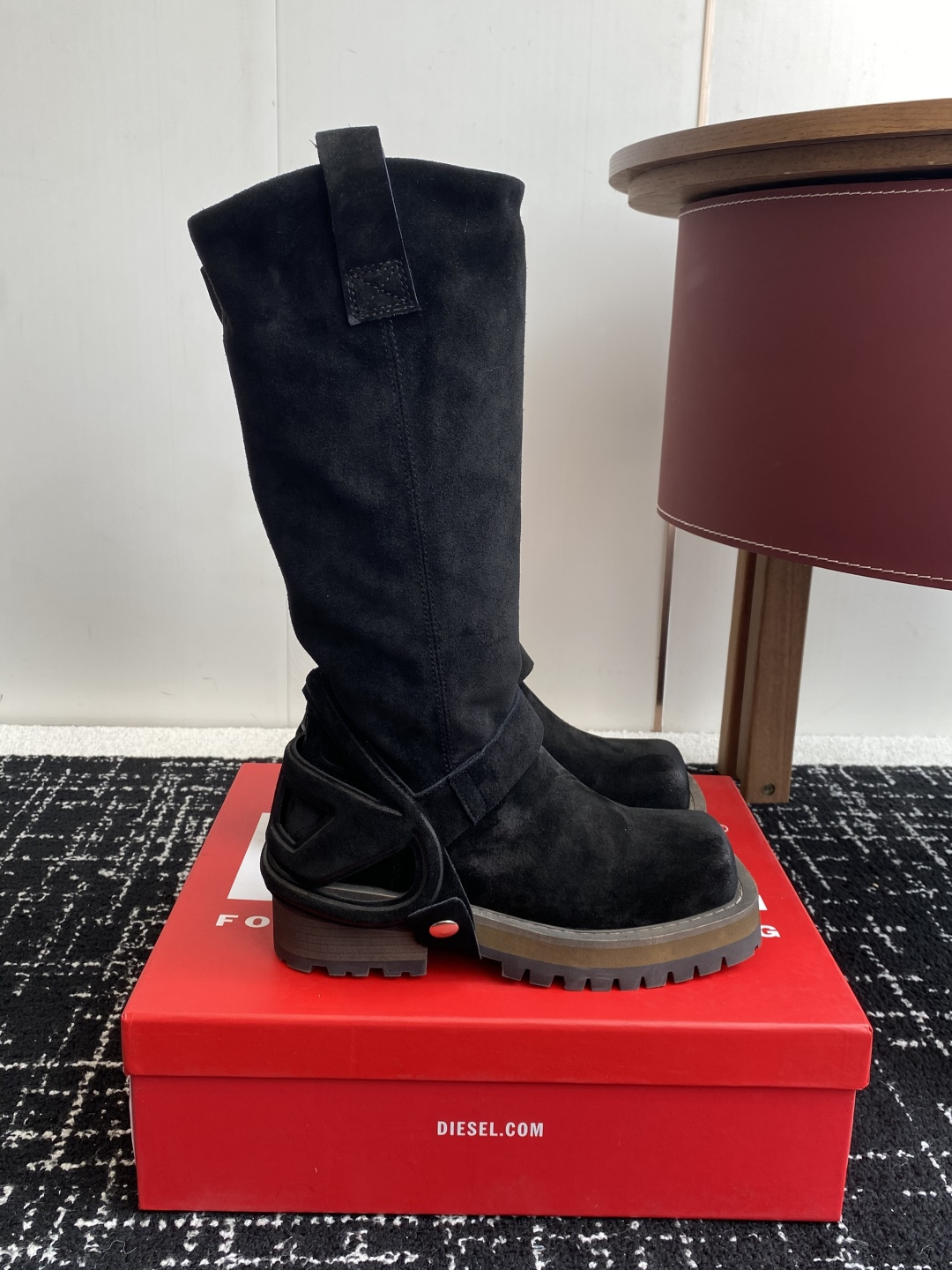 代购级
迪赛Diesel 25ss 秋冬新款 方头 长靴 

超高品质原版开发、无论是楦型、线条、细节、