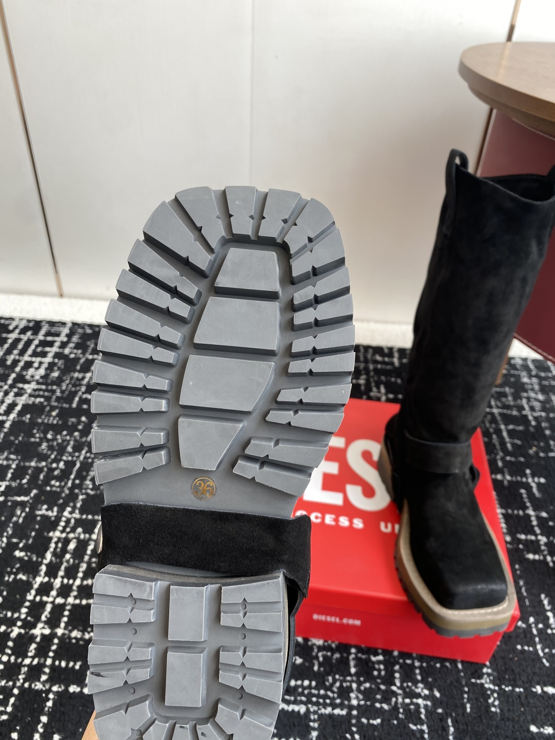 代购级
迪赛Diesel 25ss 秋冬新款 方头 长靴 

超高品质原版开发、无论是楦型、线条、细节、