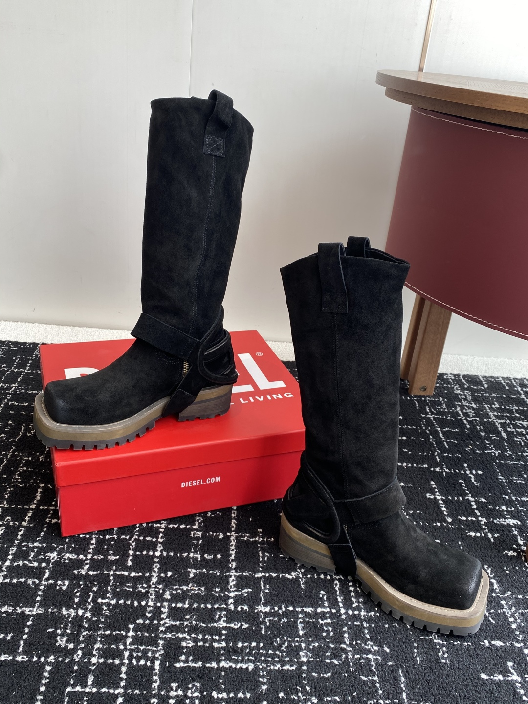 代购级
迪赛Diesel 25ss 秋冬新款 方头 长靴 

超高品质原版开发、无论是楦型、线条、细节、