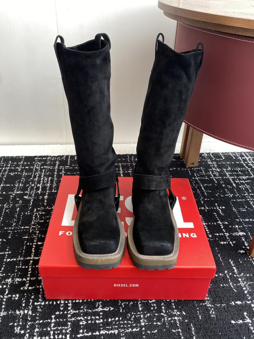 代购级
迪赛Diesel 25ss 秋冬新款 方头 长靴 

超高品质原版开发、无论是楦型、线条、细节、