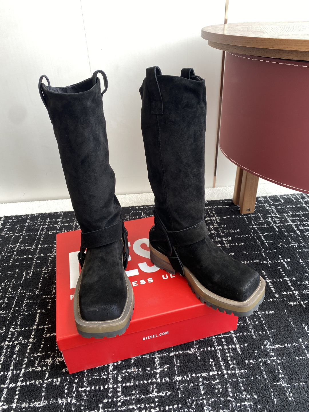 代购级
迪赛Diesel 25ss 秋冬新款 方头 长靴 

超高品质原版开发、无论是楦型、线条、细节、