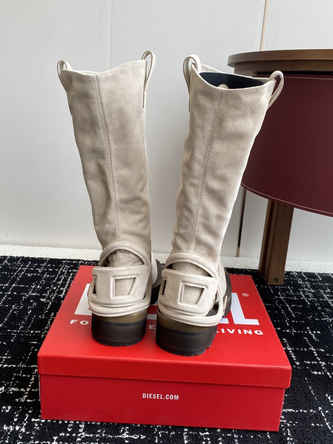 代购级
迪赛Diesel 25ss 秋冬新款 方头 长靴 

超高品质原版开发、无论是楦型、线条、细节、