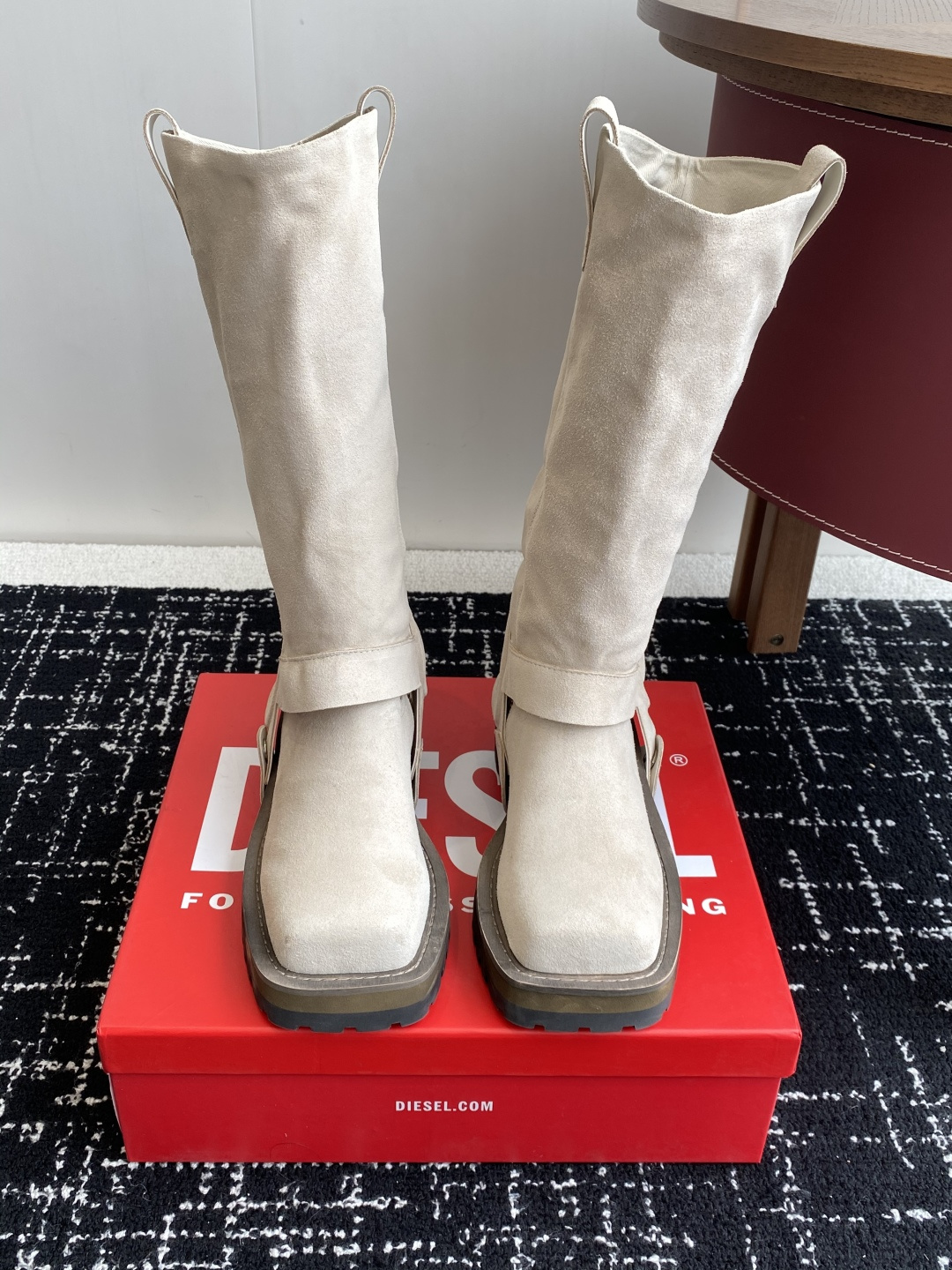 代购级
迪赛Diesel 25ss 秋冬新款 方头 长靴 

超高品质原版开发、无论是楦型、线条、细节、