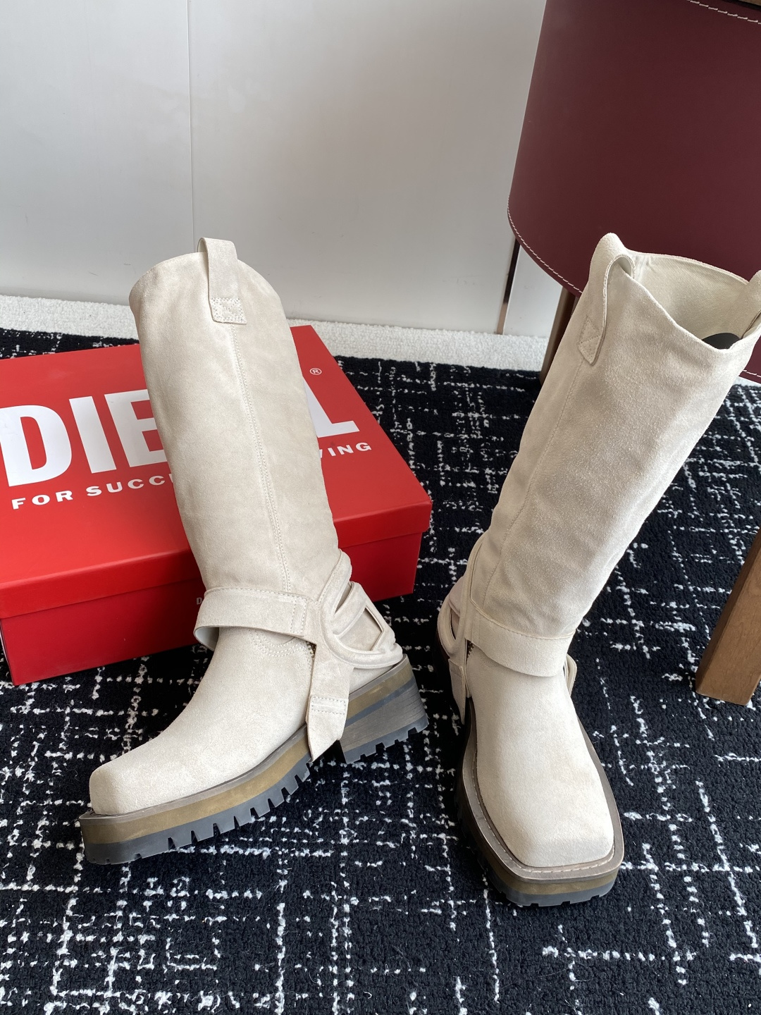 代购级
迪赛Diesel 25ss 秋冬新款 方头 长靴 

超高品质原版开发、无论是楦型、线条、细节、