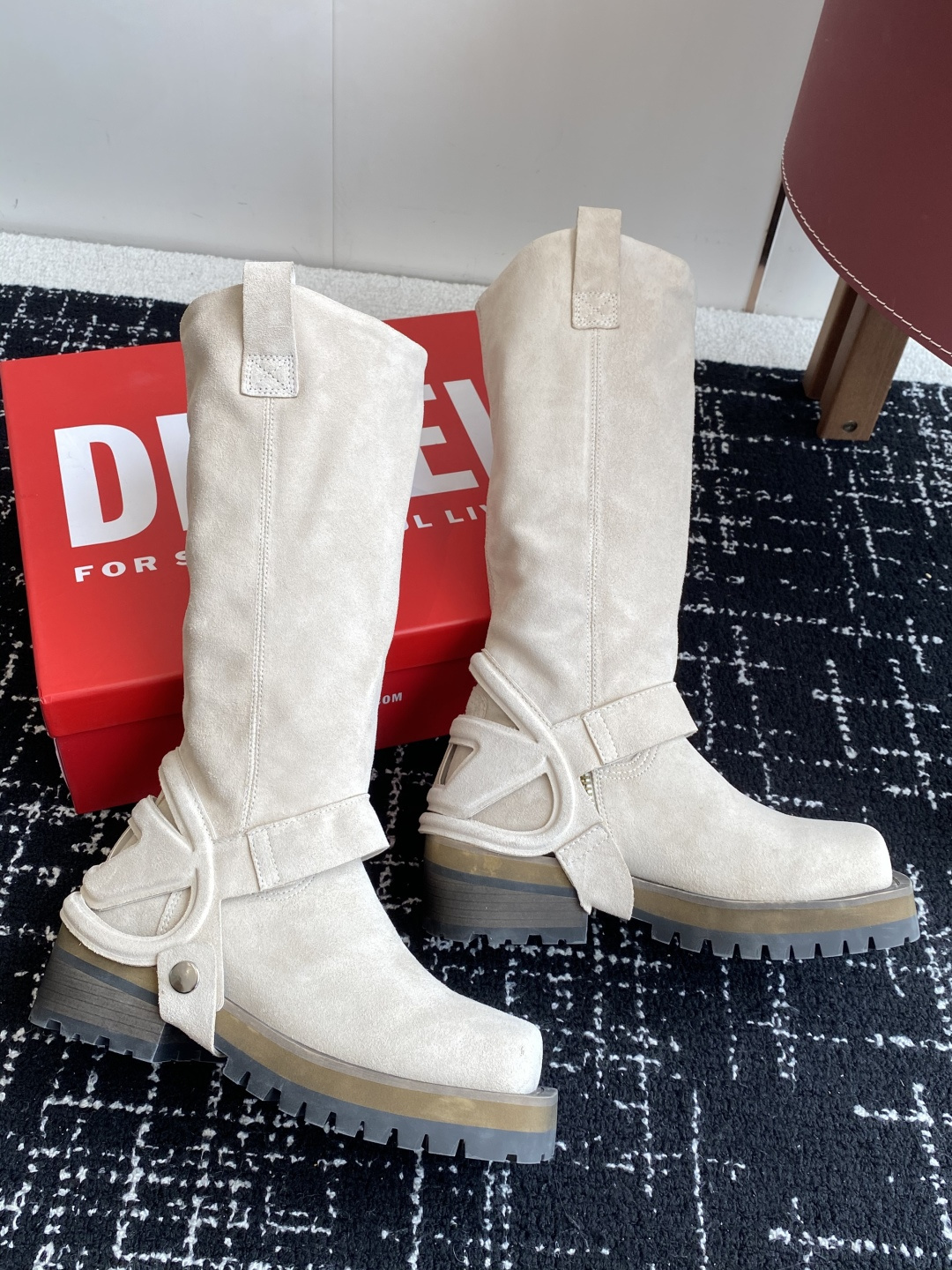 代购级
迪赛Diesel 25ss 秋冬新款 方头 长靴 

超高品质原版开发、无论是楦型、线条、细节、