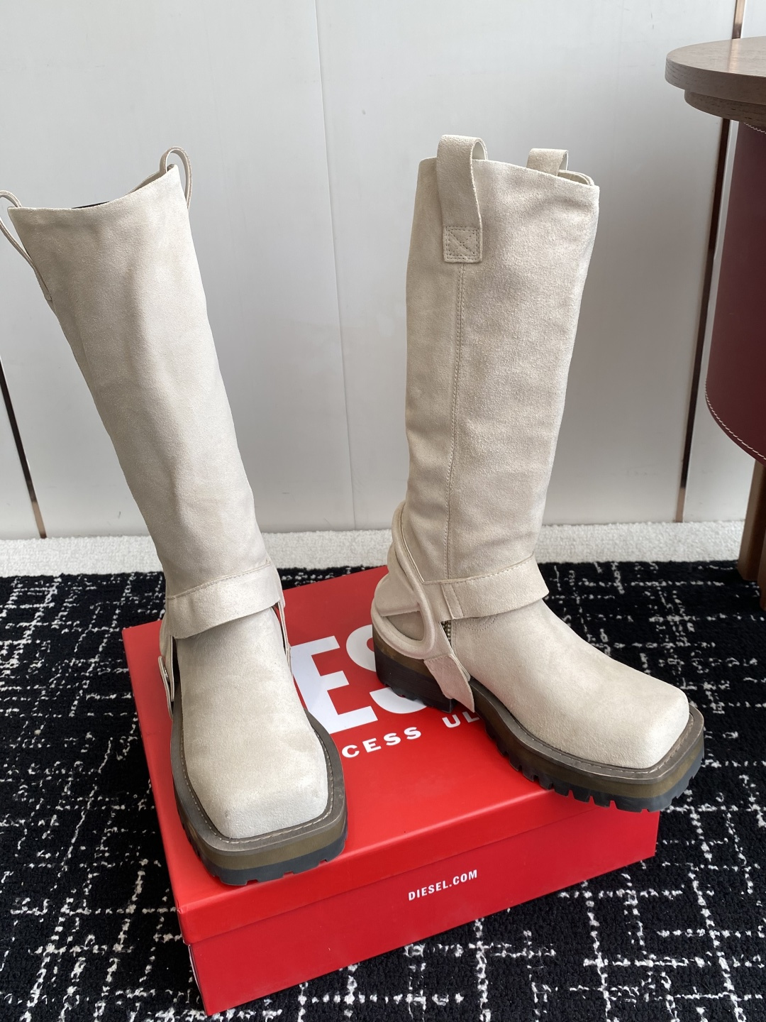 代购级
迪赛Diesel 25ss 秋冬新款 方头 长靴 

超高品质原版开发、无论是楦型、线条、细节、