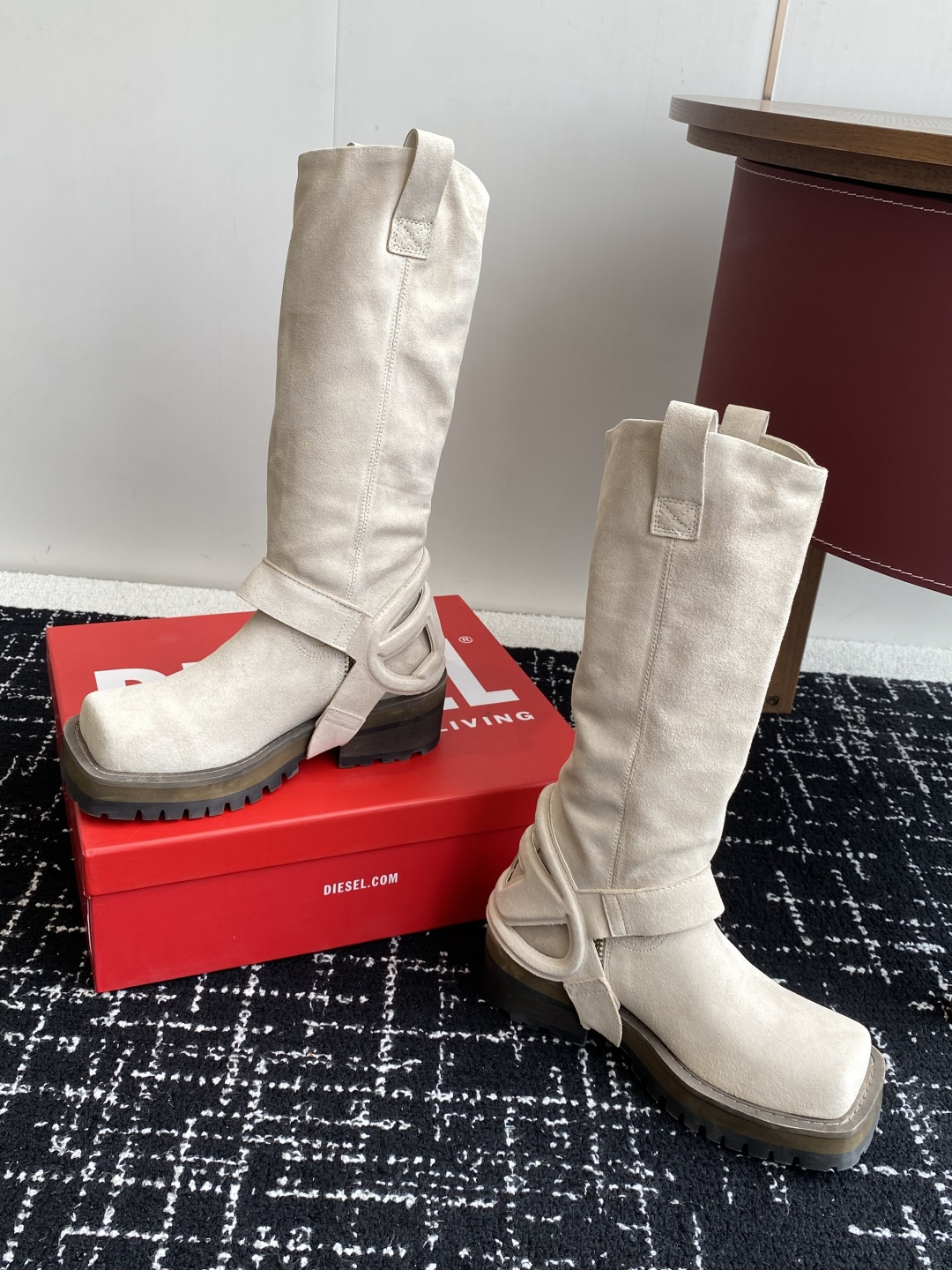 代购级
迪赛Diesel 25ss 秋冬新款 方头 长靴 

超高品质原版开发、无论是楦型、线条、细节、