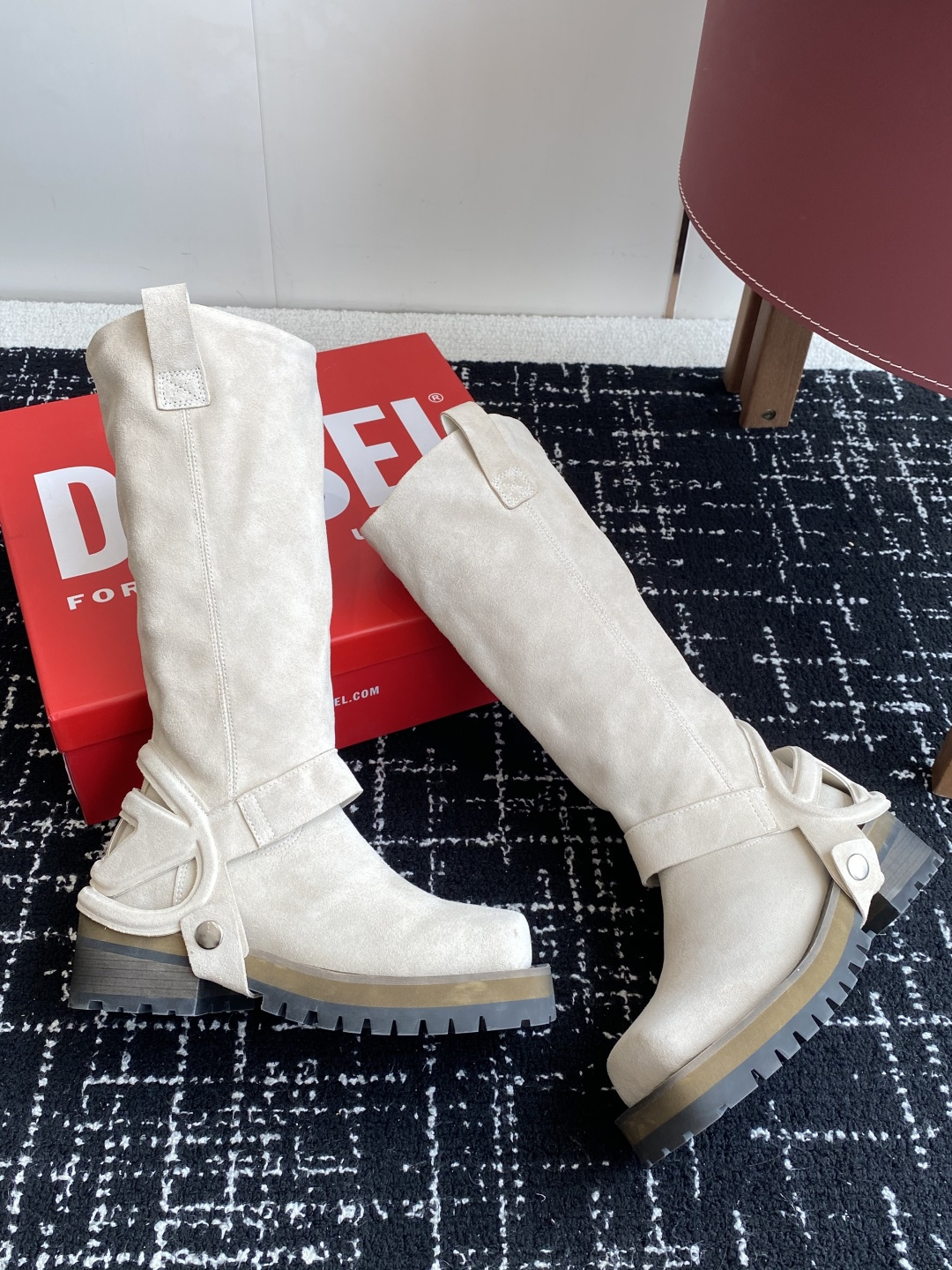 代购级
迪赛Diesel 25ss 秋冬新款 方头 长靴 

超高品质原版开发、无论是楦型、线条、细节、