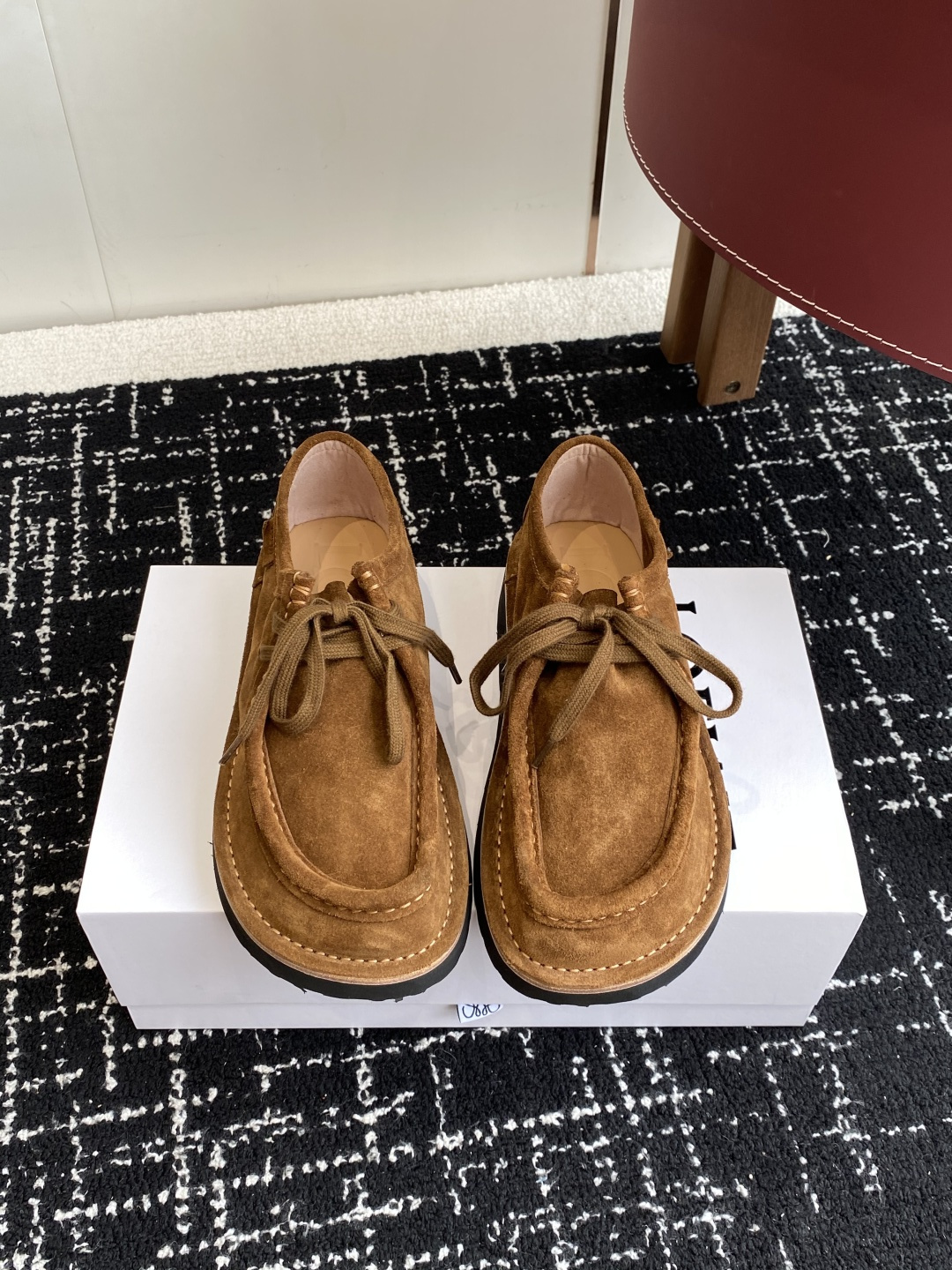 NO:692199,Purchasing agent for women, men's model, LOEWE Loewe 25 autumn and winter new loafers, new products, powerful, round toe, cute, two wears in one shoe, the heel can be stepped on as a British drag, super good match, soft and waxy on the upper foot, super comfortable, imported suede fabric, lining: sheepskin outsole, ultra-light foam outsole Size #Female 35-40 (40 is custom-made and cannot be returned or exchanged)  #Men's 40-45 (45 is custom-made and cannot be returned or exchanged), loafers, loewe, loewe, loafers, sheepskin, chamois leather19860909代购级女 男款 LOEWE 罗意威 25秋冬新款乐福鞋 新品 实力来袭  圆头圆脑的鞋头可可爱爱 一鞋两穿 后跟可踩下当英伦拖 超好搭配 上脚软软糯糯 超级无敌舒适 面料进口麂皮 内里:羊皮 大底超轻发泡大底 Size#女35-40（40订做不退换） #男款40-45（45订做不退换）,乐福鞋,loewe,loewe,loafers,sheepskin,chamois leather,Women's Shoes