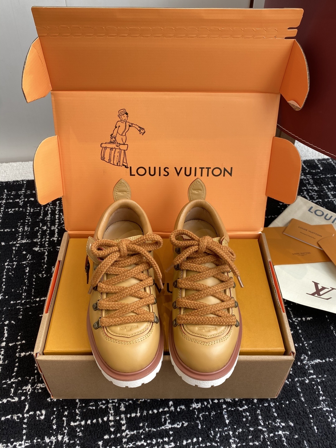 代购级(⚠️官网同步✈️盒包装)
Louis vuiteeon 路易威登系带 厚底乐福鞋 最新款情侣 男