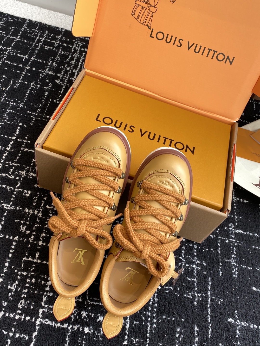 代购级(⚠️官网同步✈️盒包装)
Louis vuiteeon 路易威登系带 厚底乐福鞋 最新款情侣 男