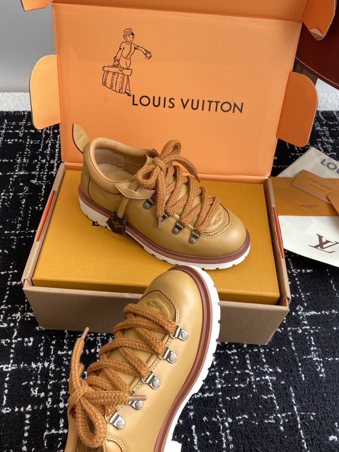 代购级(⚠️官网同步✈️盒包装)
Louis vuiteeon 路易威登系带 厚底乐福鞋 最新款情侣 男