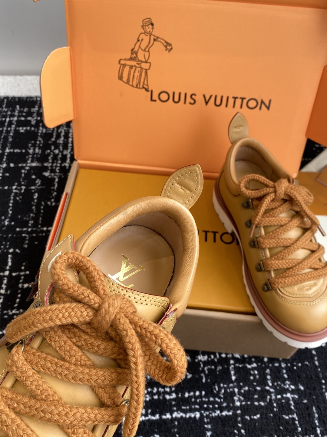 代购级(⚠️官网同步✈️盒包装)
Louis vuiteeon 路易威登系带 厚底乐福鞋 最新款情侣 男