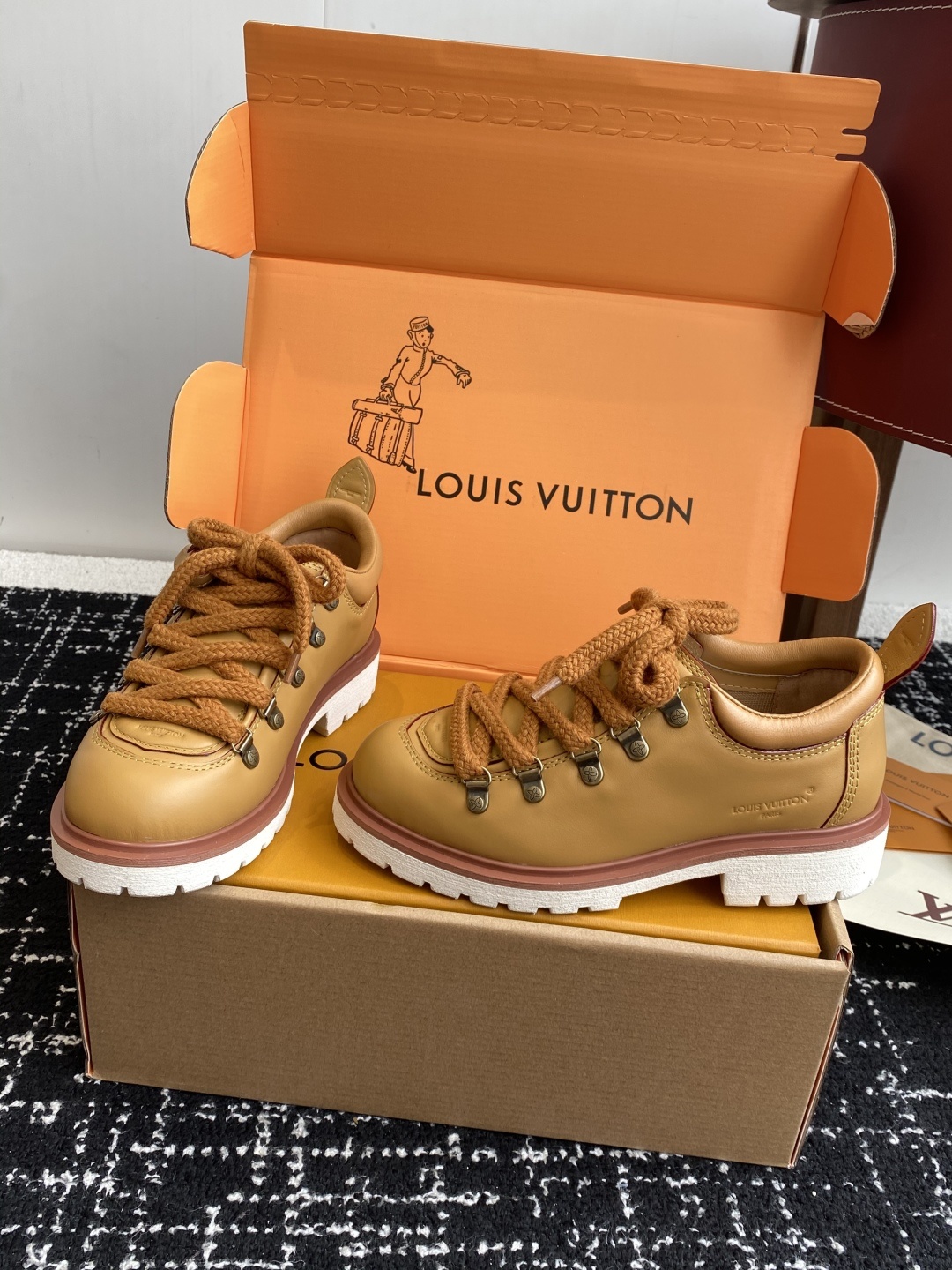 代购级(⚠️官网同步✈️盒包装)
Louis vuiteeon 路易威登系带 厚底乐福鞋 最新款情侣 男