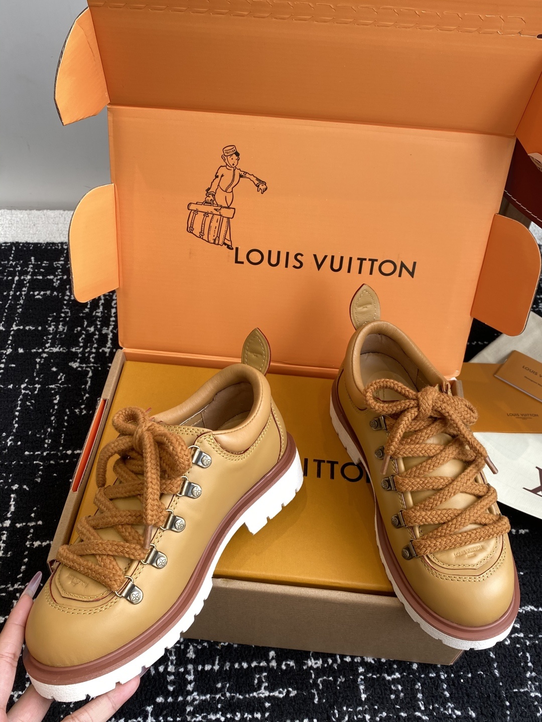 代购级(⚠️官网同步✈️盒包装)
Louis vuiteeon 路易威登系带 厚底乐福鞋 最新款情侣 男