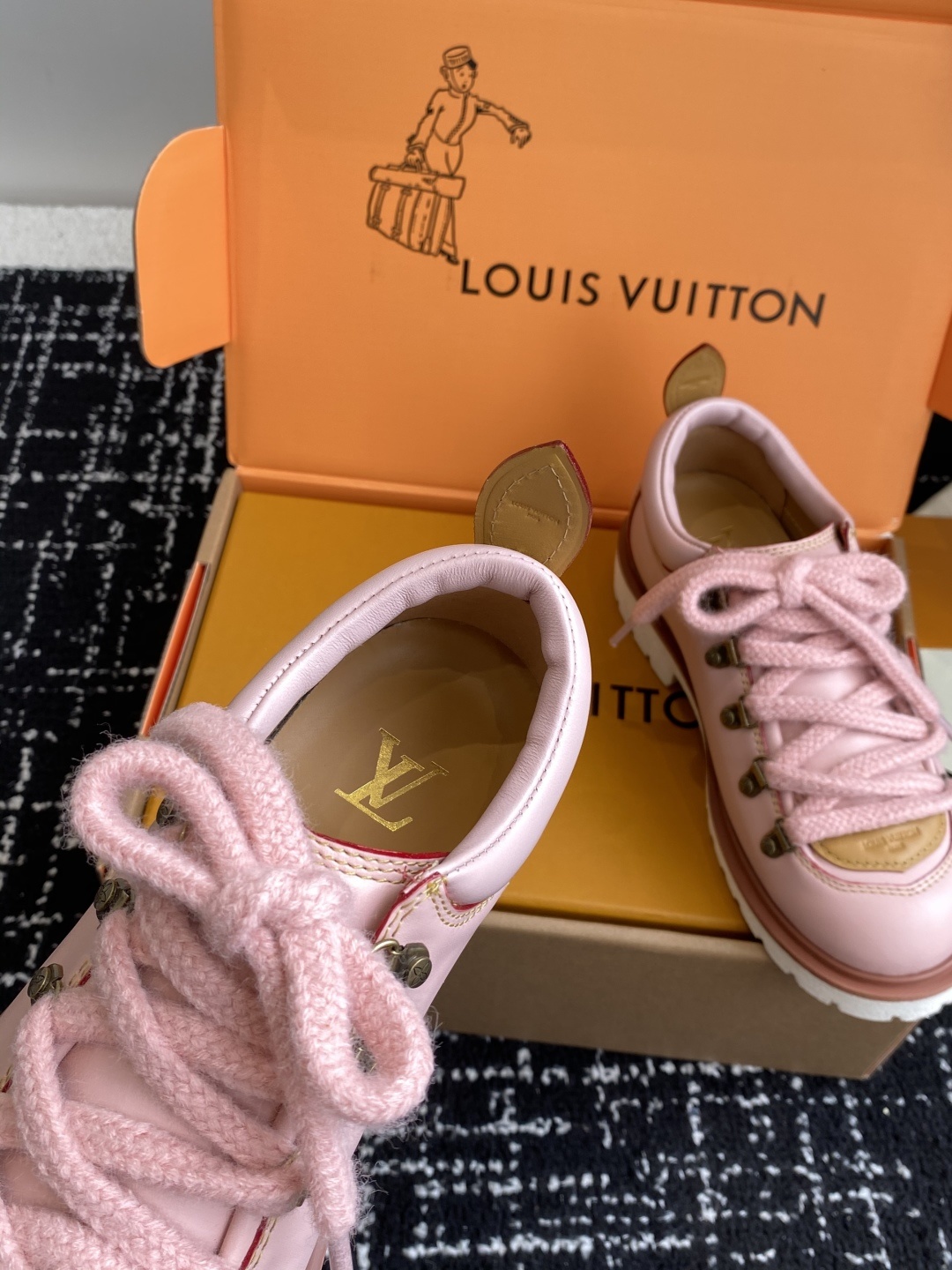 代购级(⚠️官网同步✈️盒包装)
Louis vuiteeon 路易威登系带 厚底乐福鞋 最新款情侣 男