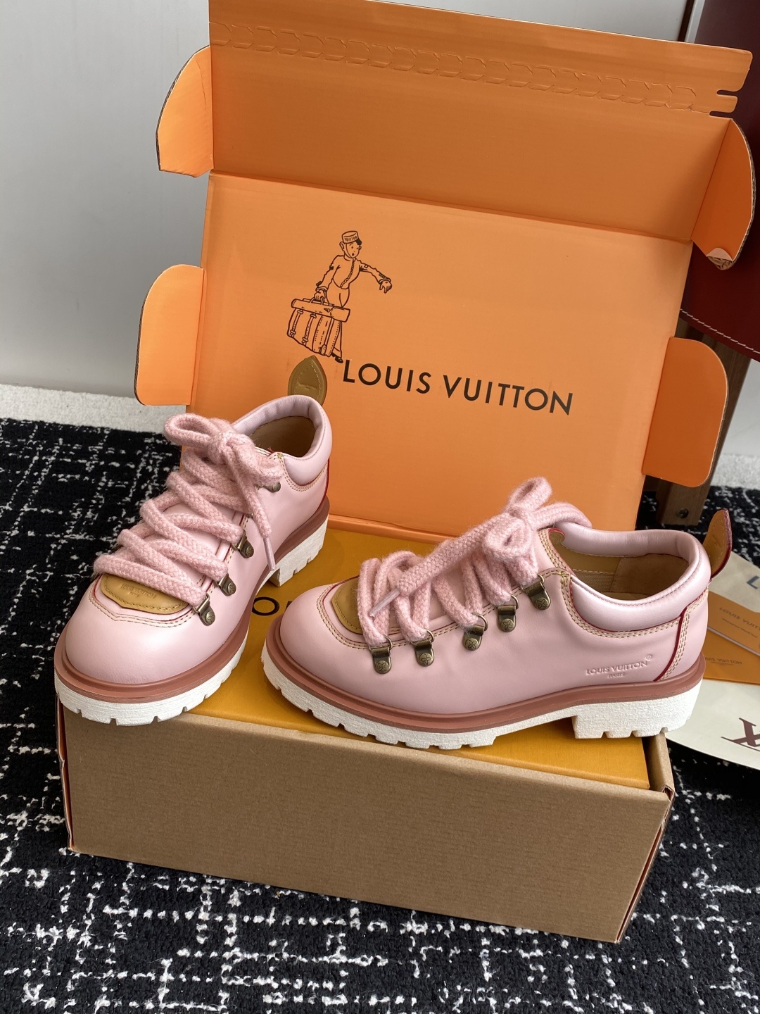 代购级(⚠️官网同步✈️盒包装)
Louis vuiteeon 路易威登系带 厚底乐福鞋 最新款情侣 男