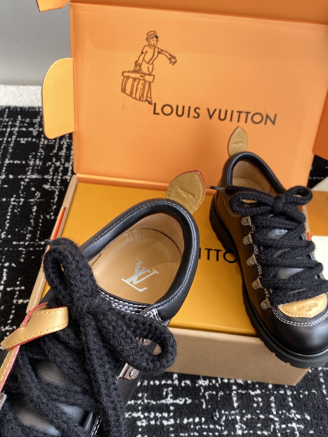 代购级(⚠️官网同步✈️盒包装)
Louis vuiteeon 路易威登系带 厚底乐福鞋 最新款情侣 男