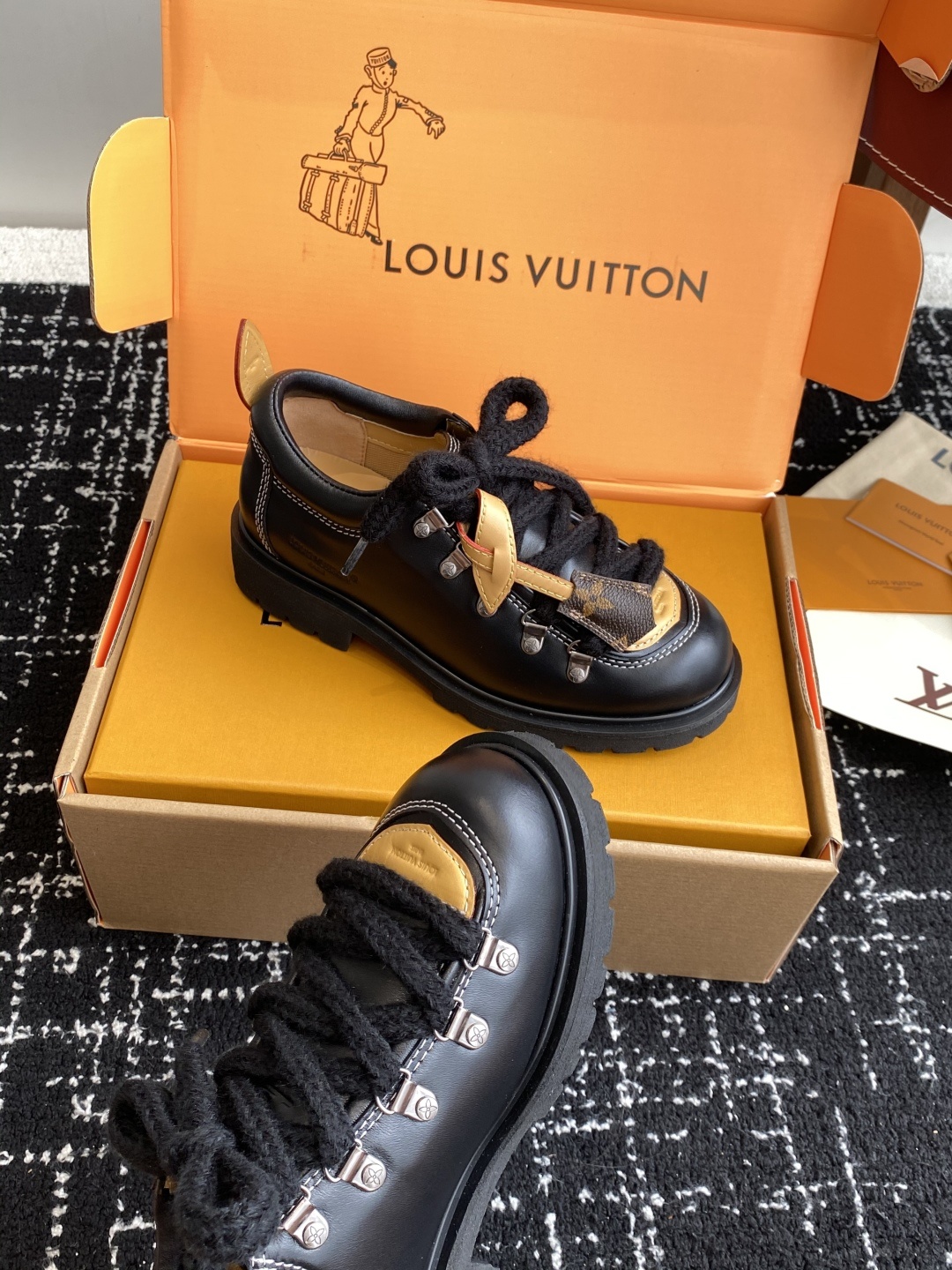 代购级(⚠️官网同步✈️盒包装)
Louis vuiteeon 路易威登系带 厚底乐福鞋 最新款情侣 男