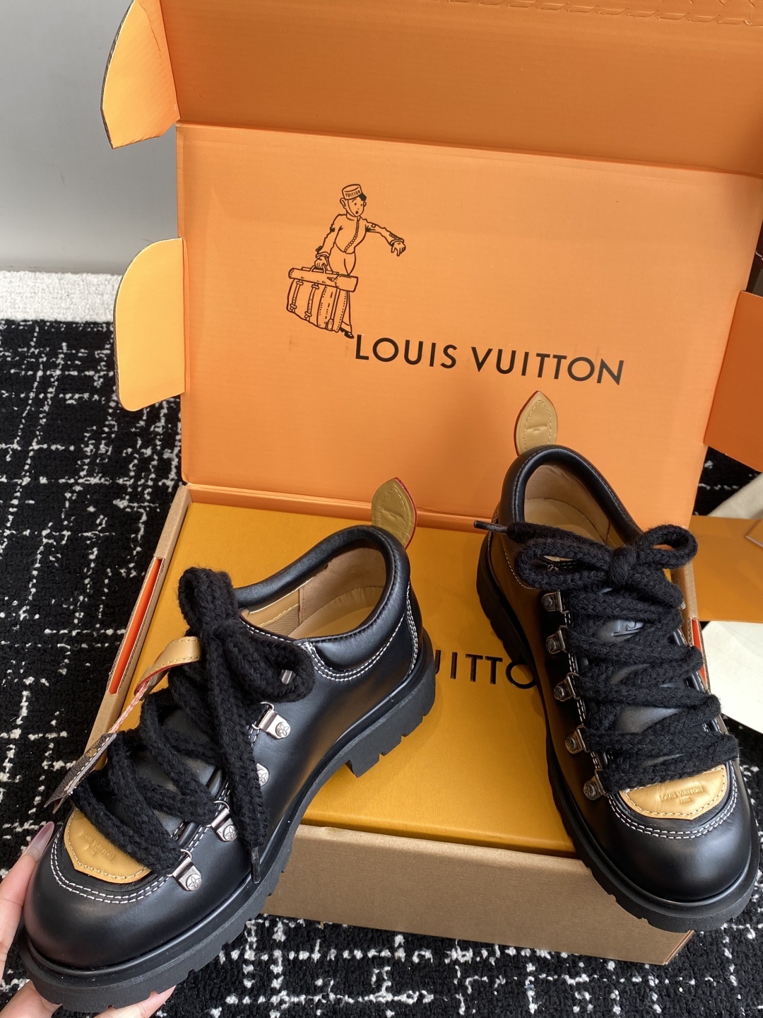 代购级(⚠️官网同步✈️盒包装)
Louis vuiteeon 路易威登系带 厚底乐福鞋 最新款情侣 男