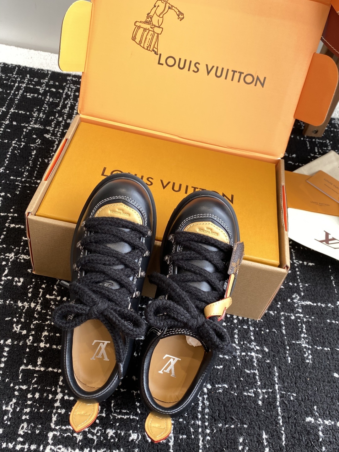 代购级(⚠️官网同步✈️盒包装)
Louis vuiteeon 路易威登系带 厚底乐福鞋 最新款情侣 男